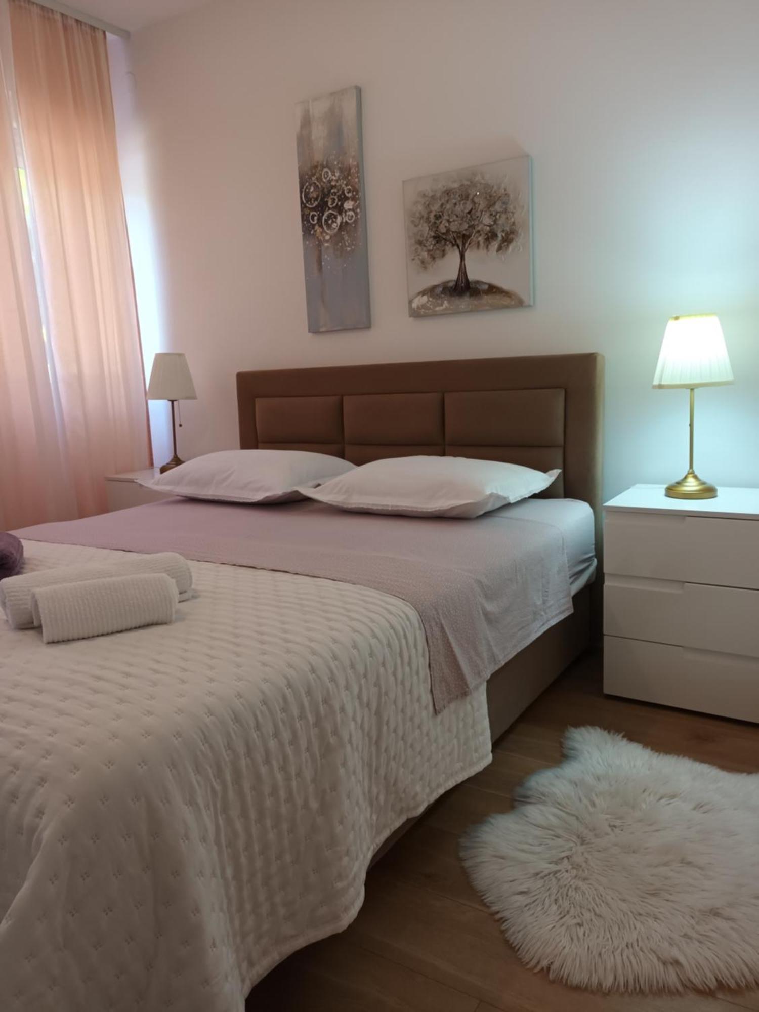 Leona Apartment-perfect For Four Apartment