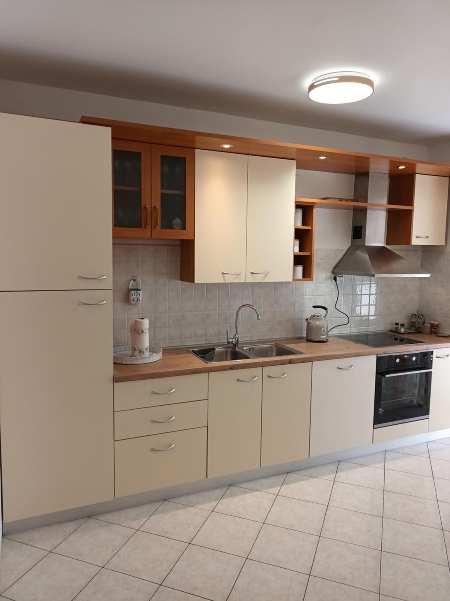 Leona Apartment-perfect For Four Apartment Split