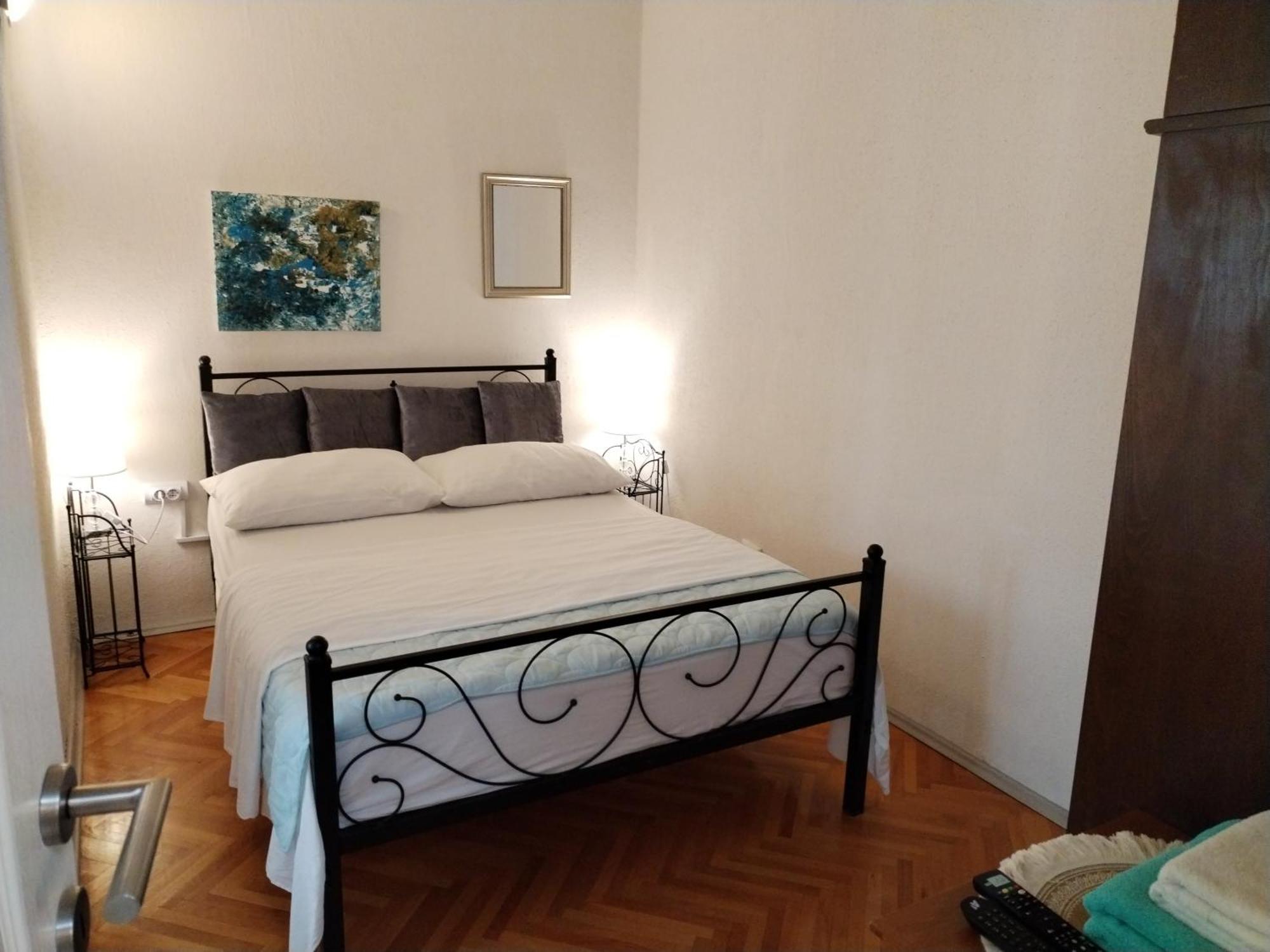 Suzana 2br With Balcony Apartment