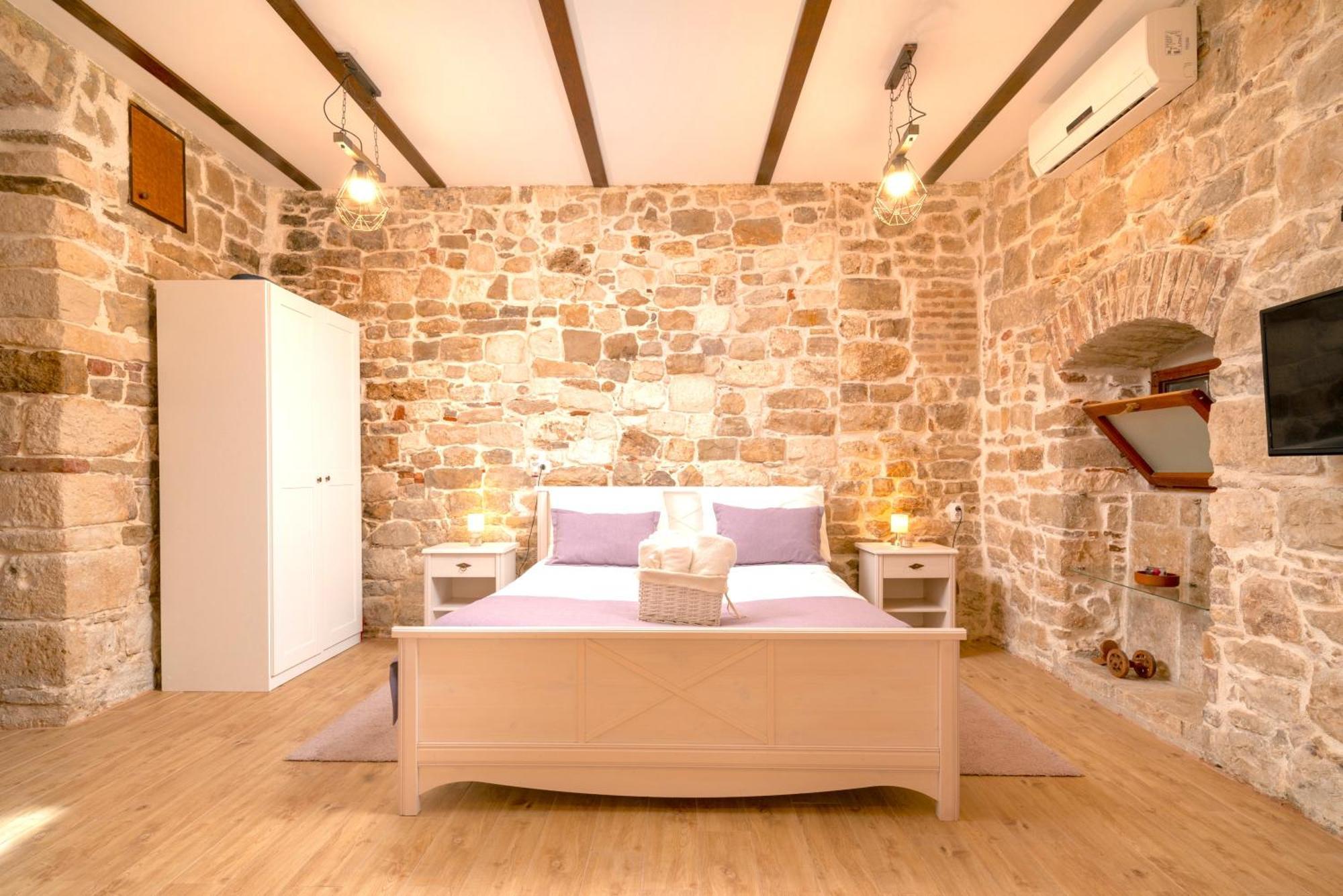 Luxe Diocletian Stones Centre