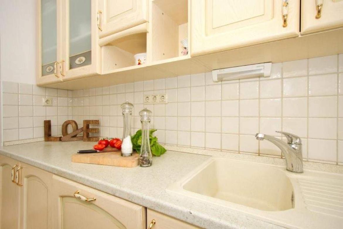 Spacious Three-bedroom With Balconies Apartment *