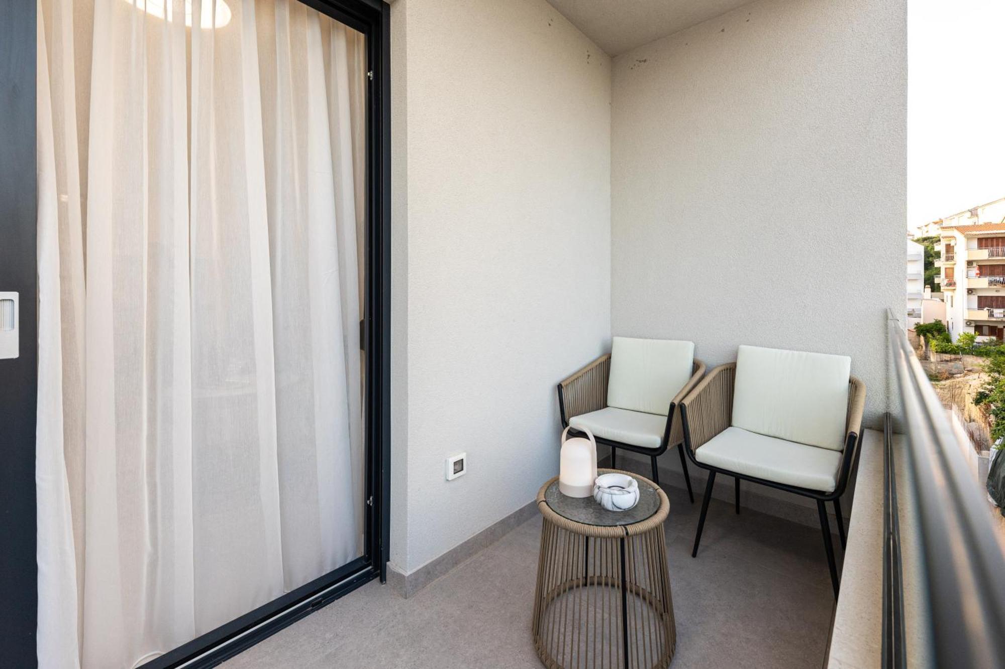 Golden Smile Apartment *