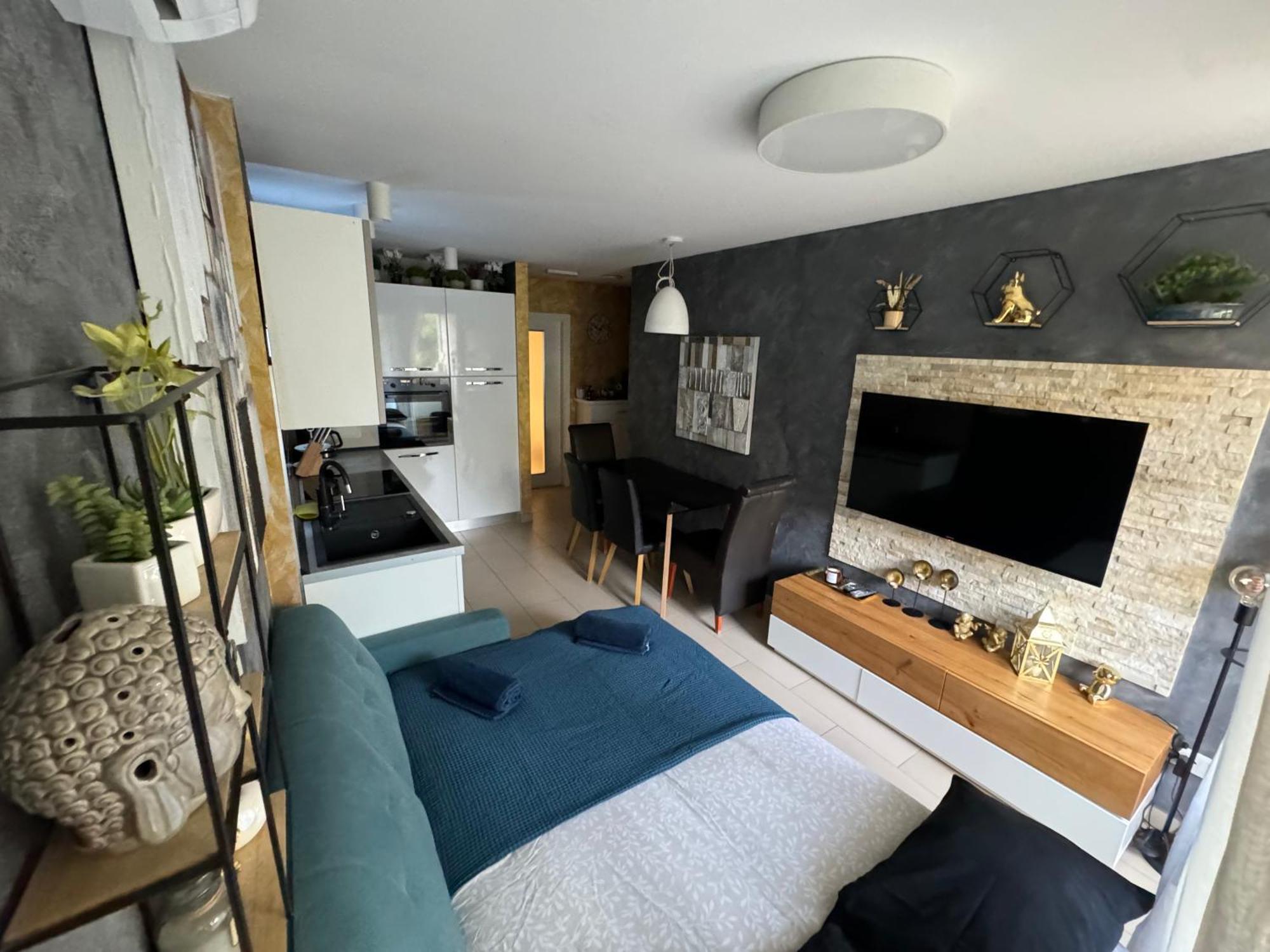 Astra With Private Parking Apartment