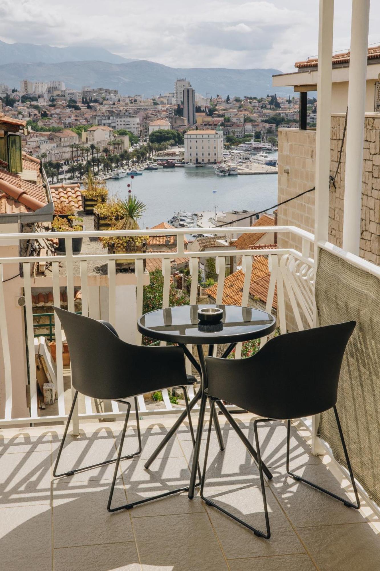 De Mori Apartment Split