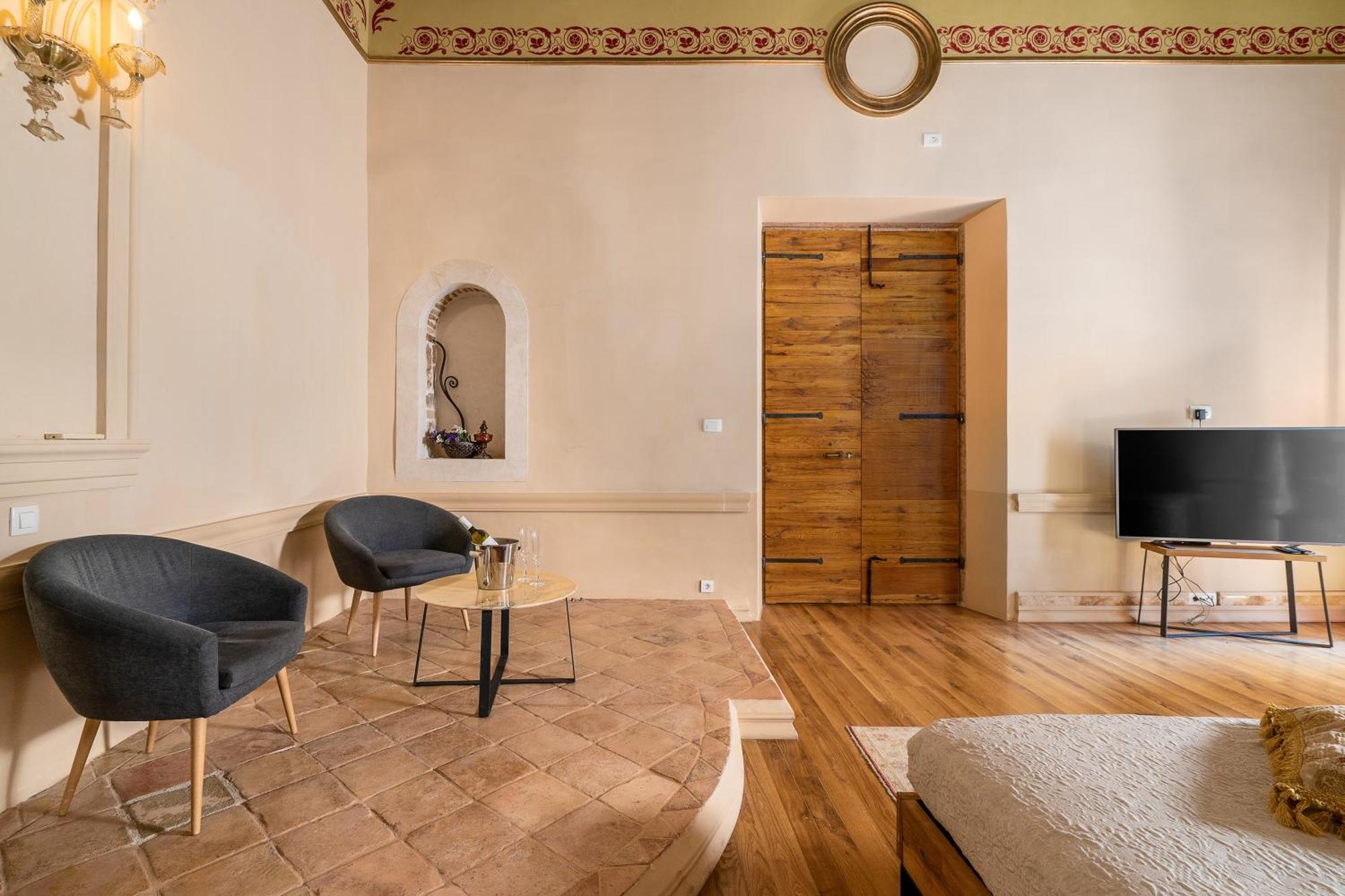 Luxe Collection @ Centre Old Town Apartment
