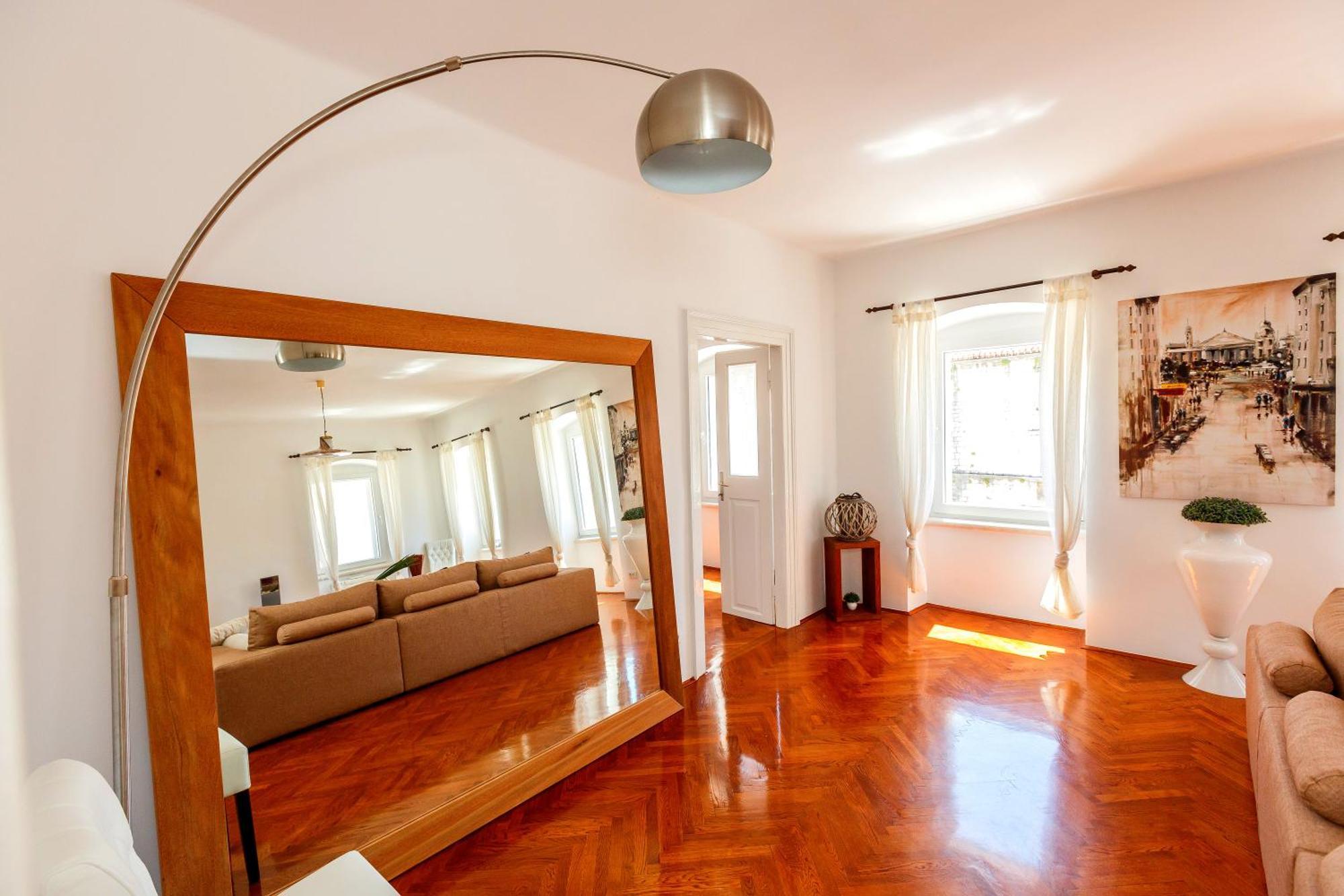 Luxe Collection @ Centre Old Town Apartment