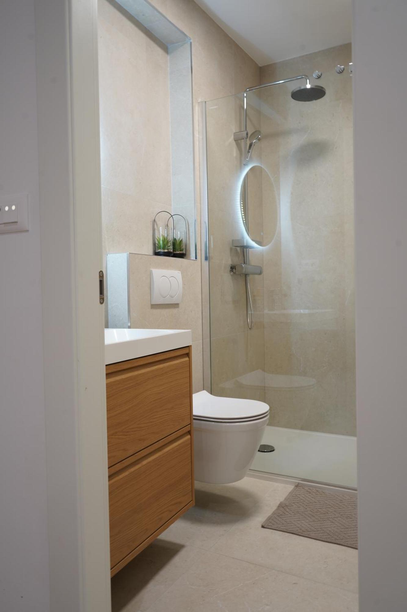 Apartment Luxury Seaside Apartment For 4, Steps From The Beaches, Bars, Restaurants, Center Of Stobrec Split
