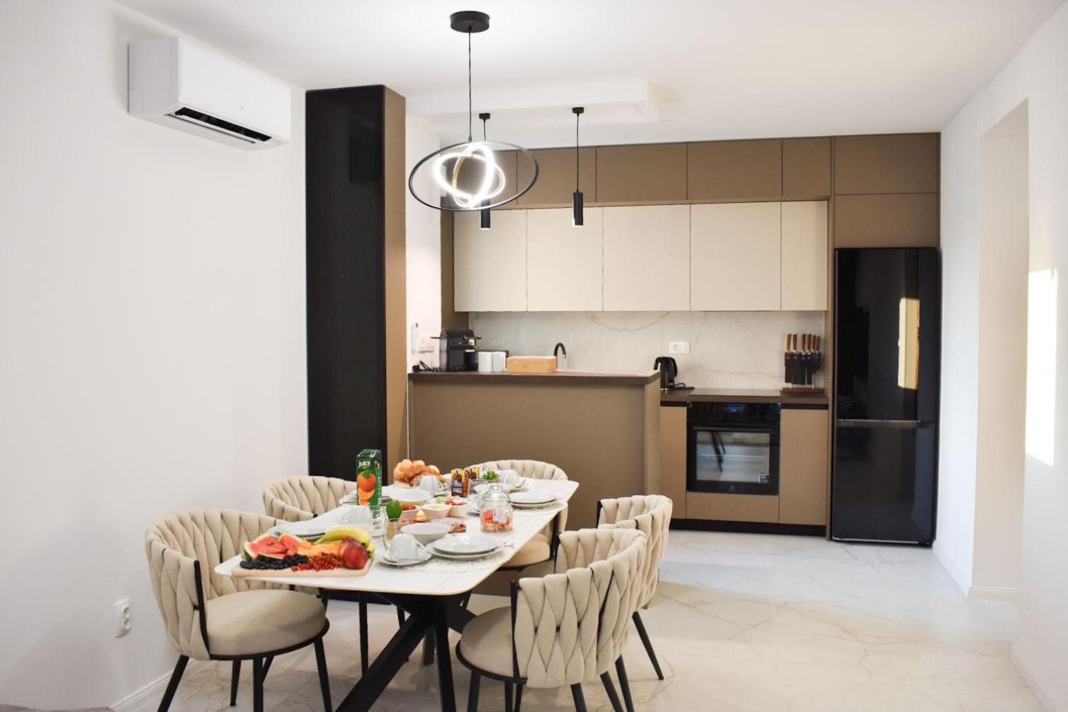 Worldwide Apartment *
