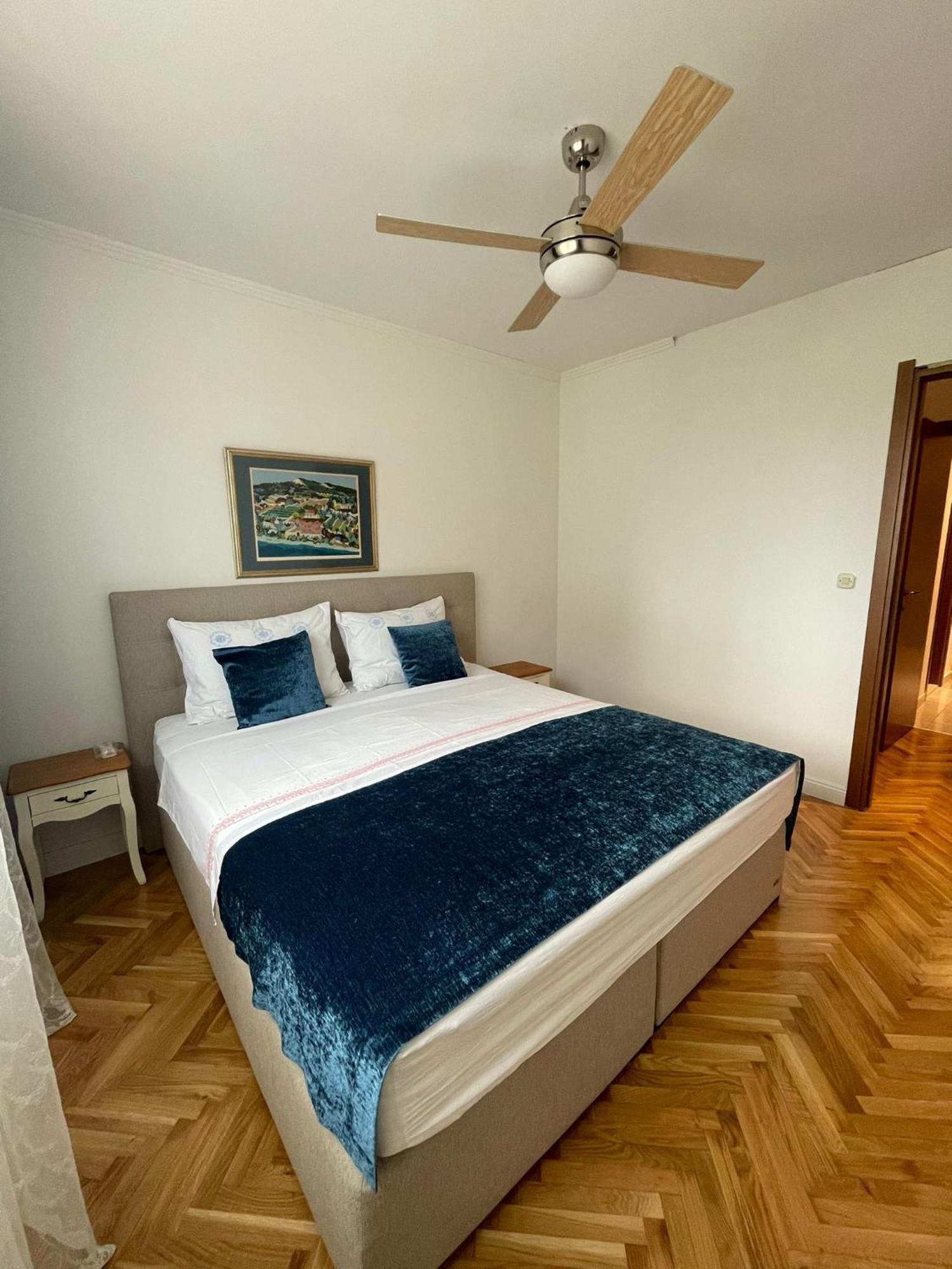 Sandra, With 2 Bathroom, Wi-fi, Private Parking Apartment Split