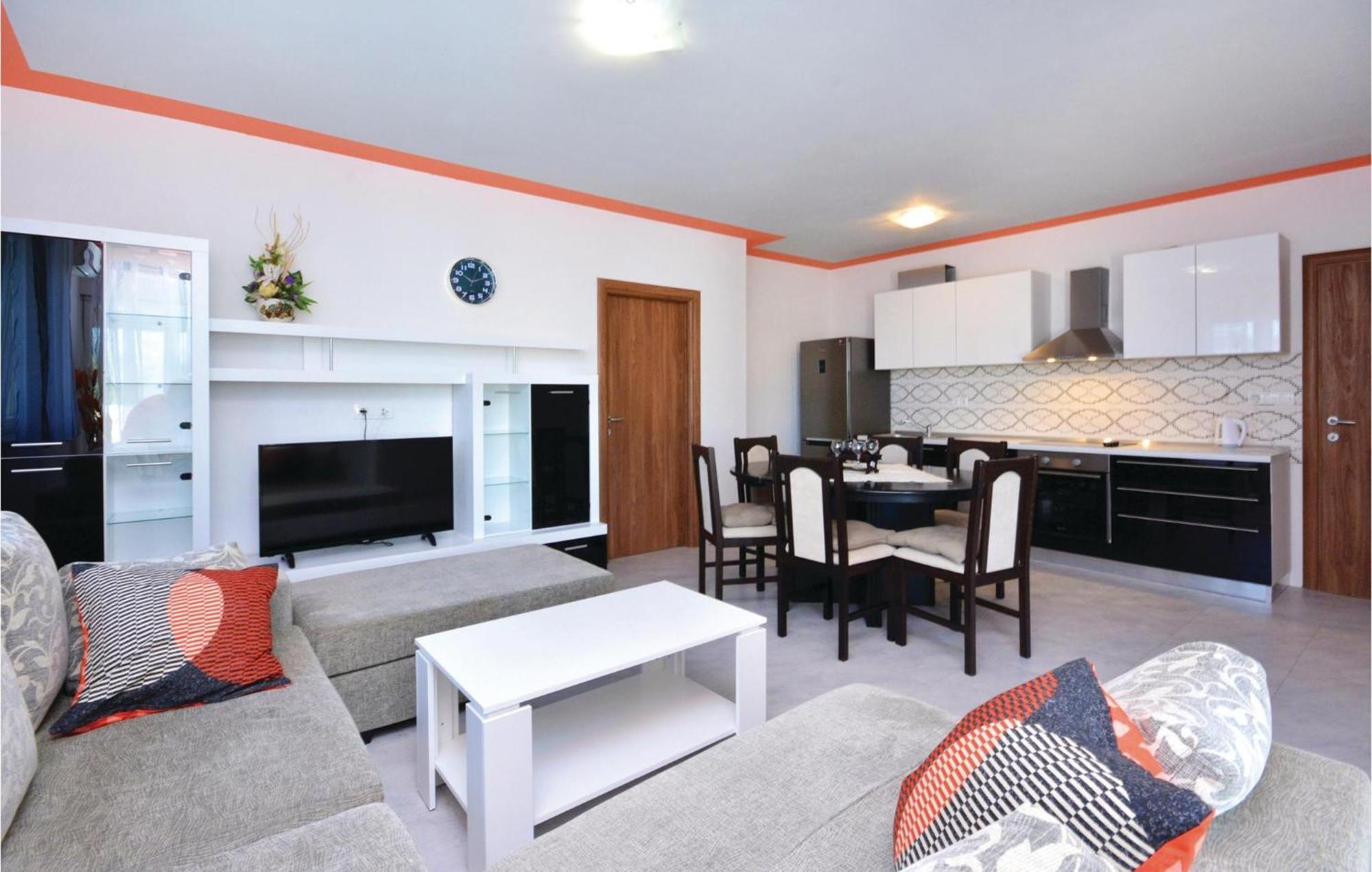 Apartment 3 Bedroom Nice Home In Solin