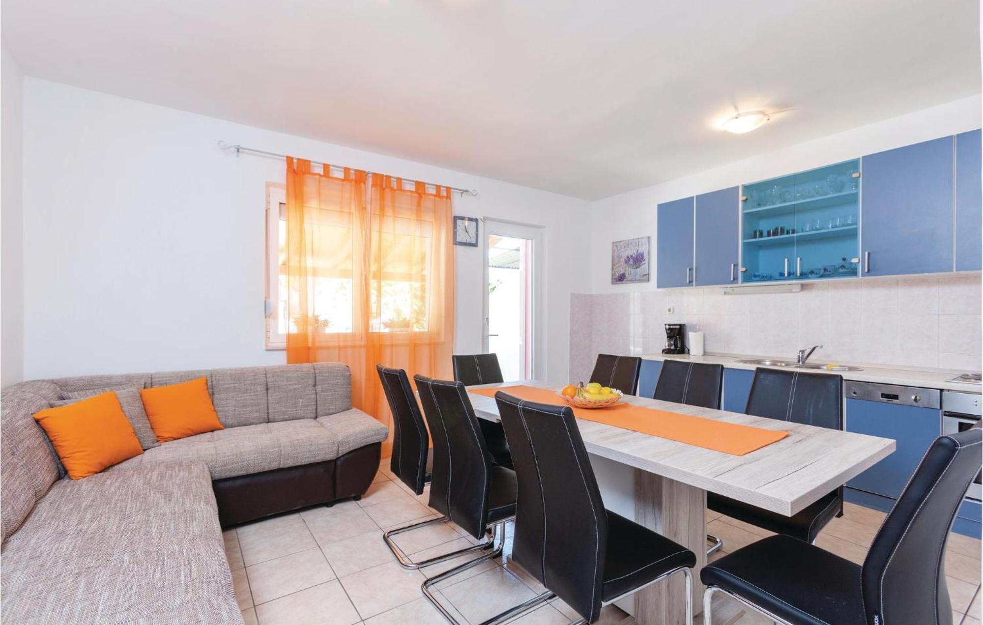 4 Bedroom Front In Stobrec *