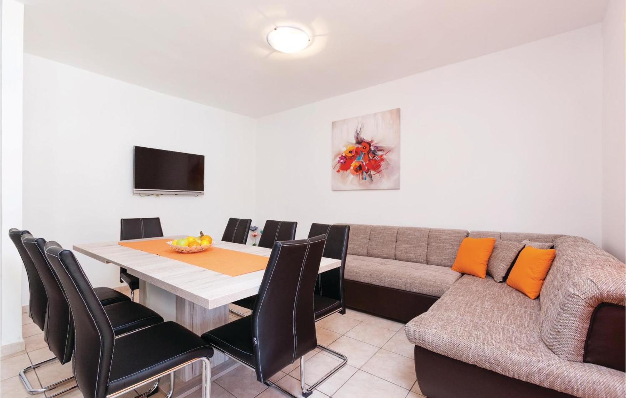 4 Bedroom Front In Stobrec *