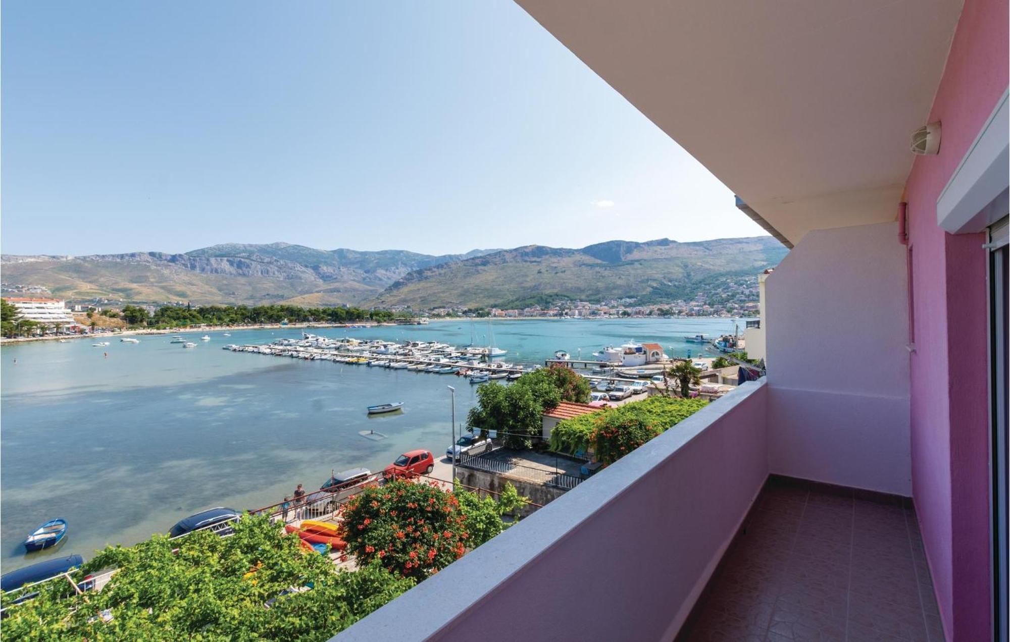 Ferienhaus 4 Bedroom Front In Stobrec Split