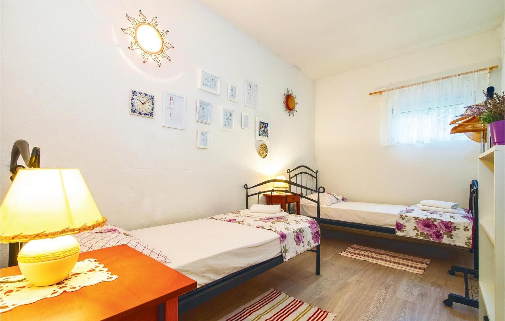 2 Bedroom Cozy In Zrnovnica