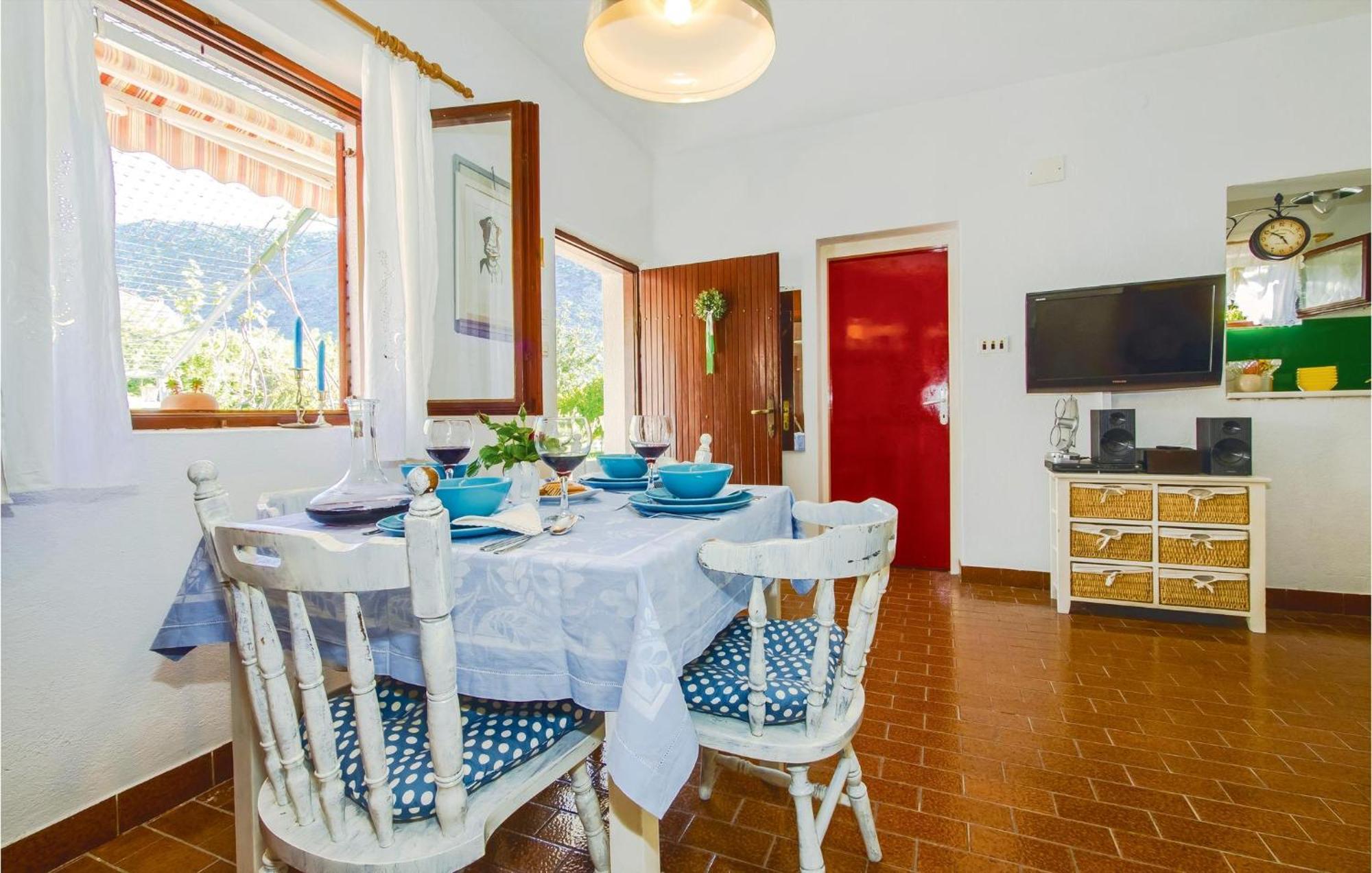 2 Bedroom Cozy In Zrnovnica Holiday home Split