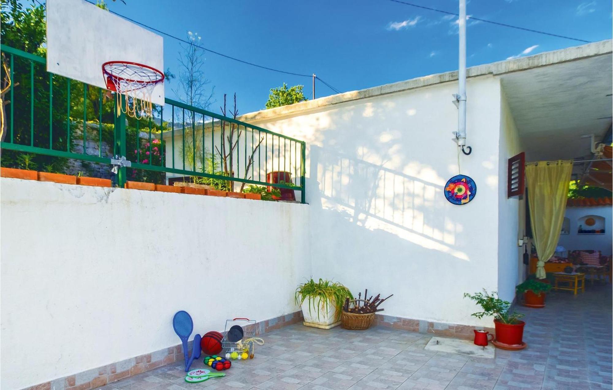 Holiday home 2 Bedroom Cozy In Zrnovnica Split