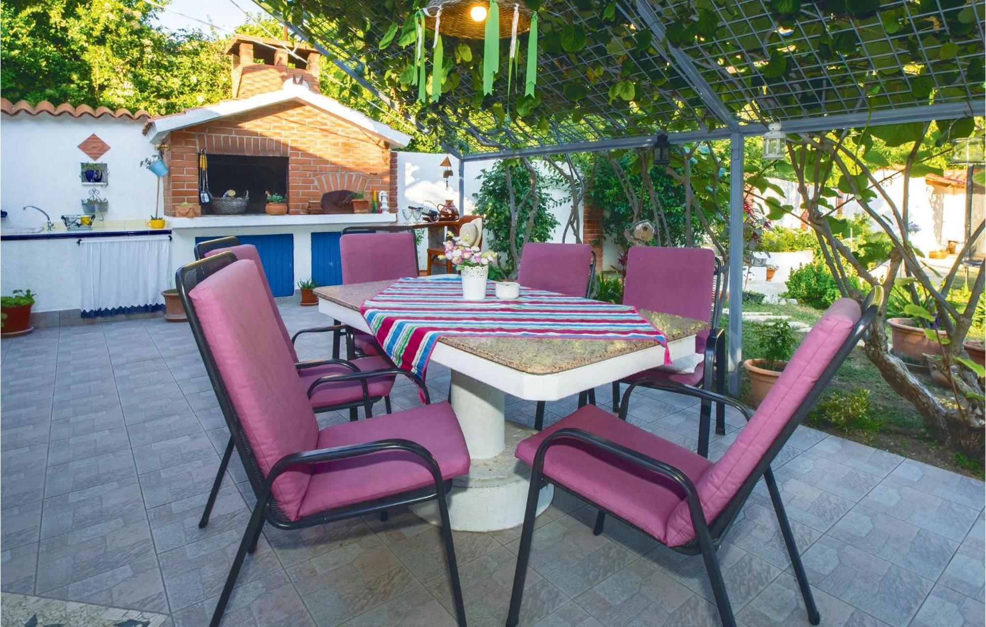2 Bedroom Cozy In Zrnovnica *