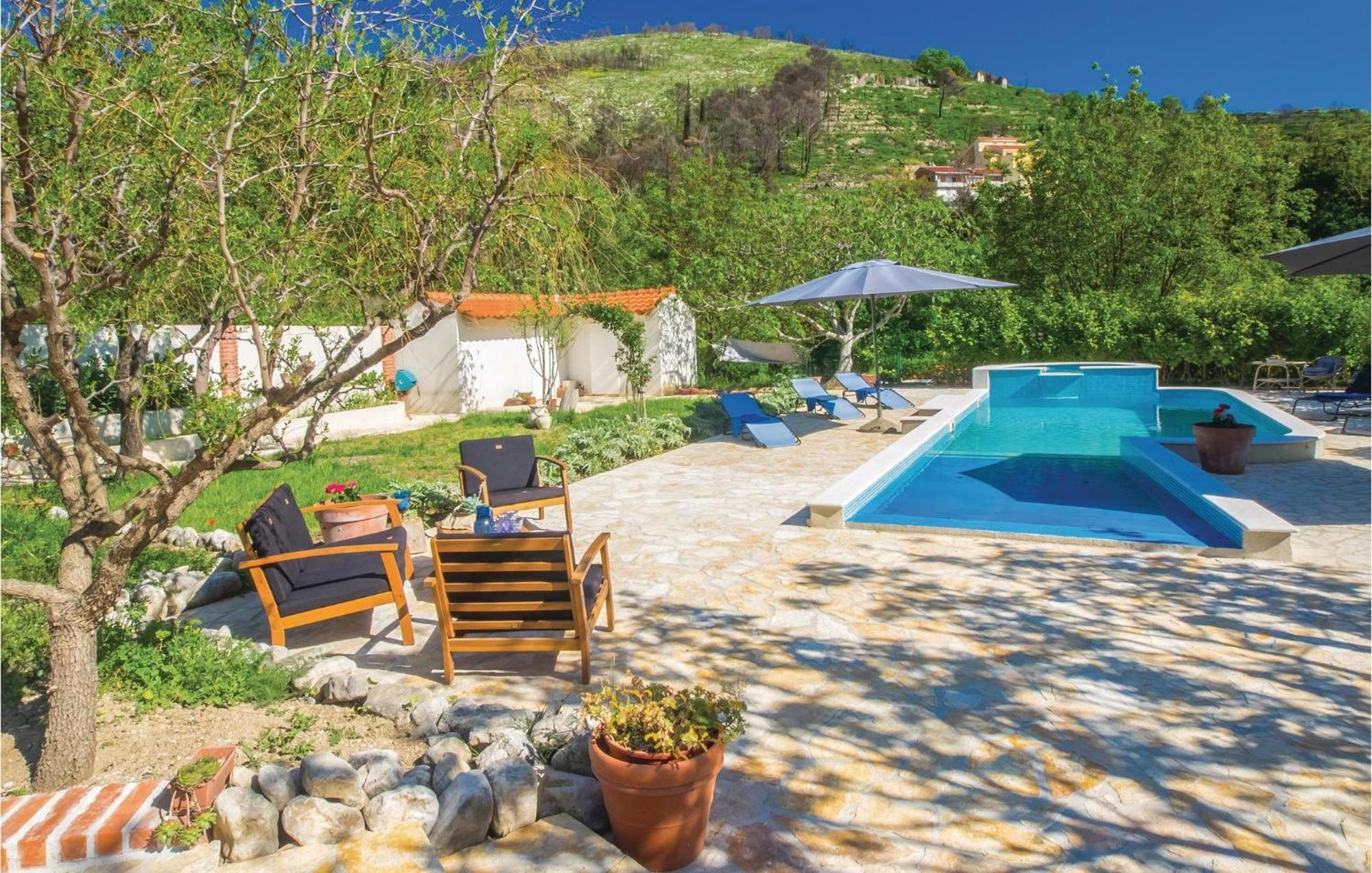 2 Bedroom Cozy In Zrnovnica Holiday home Split