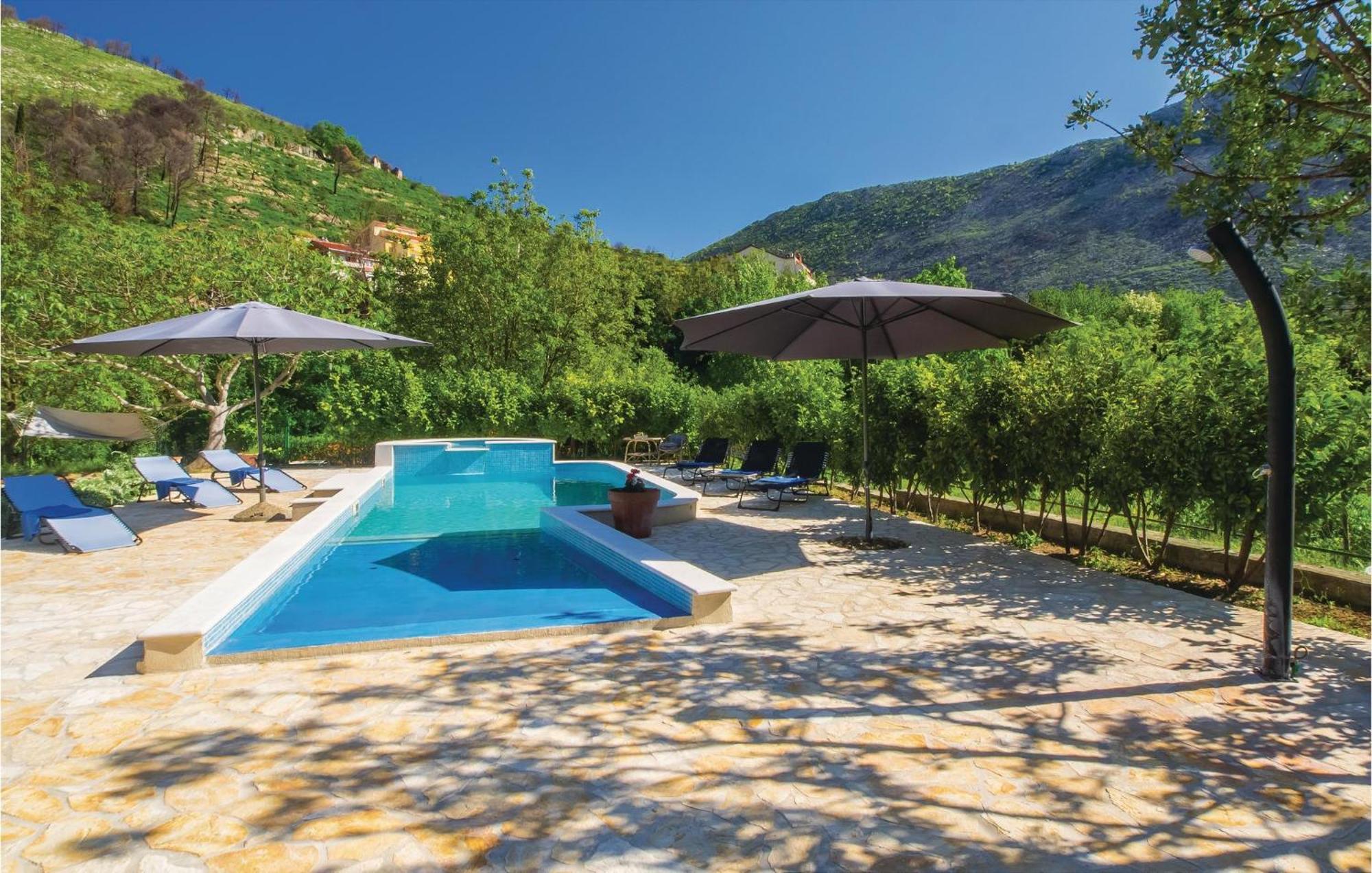 Holiday home 2 Bedroom Cozy In Zrnovnica Split