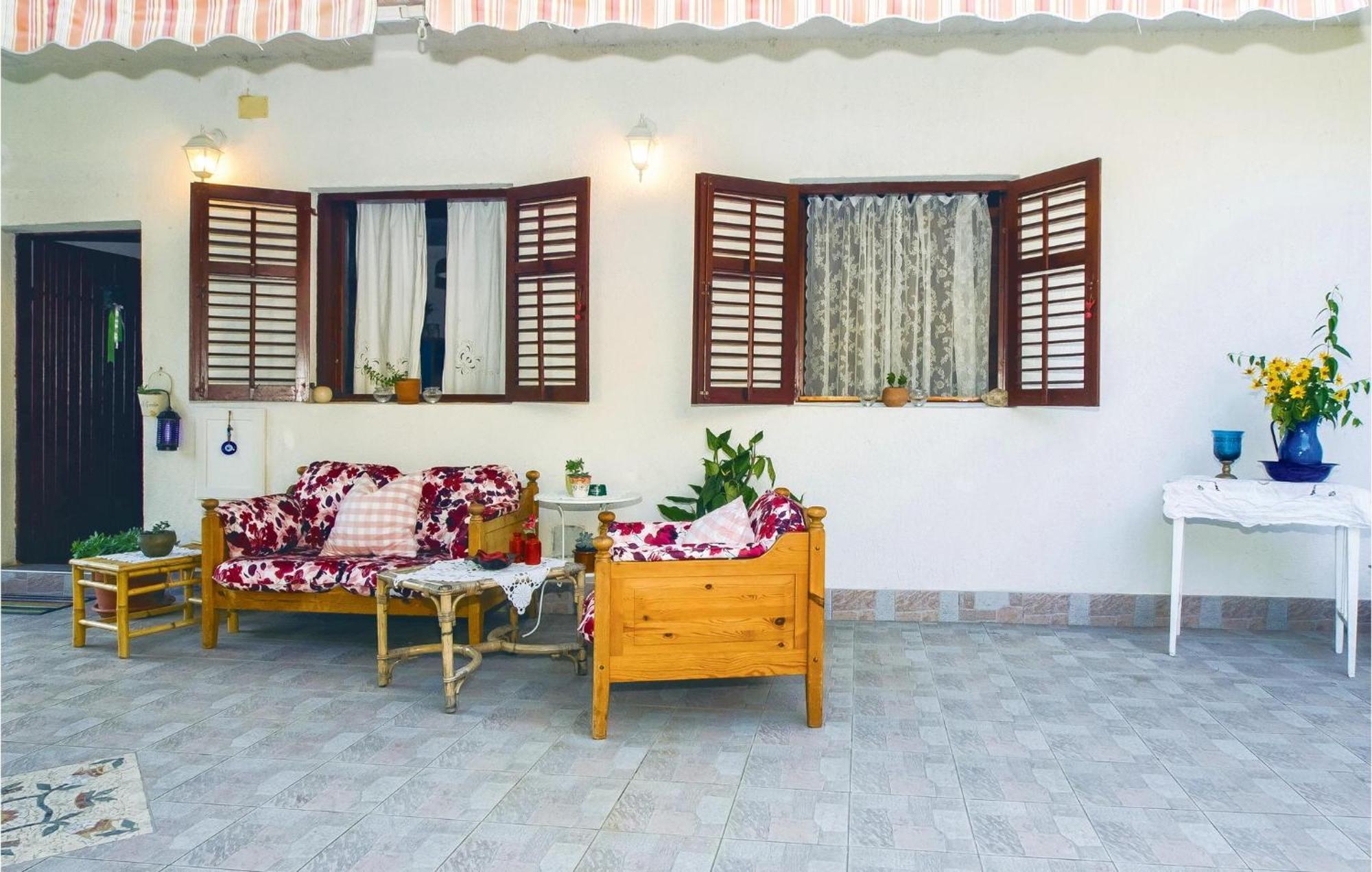 2 Bedroom Cozy In Zrnovnica