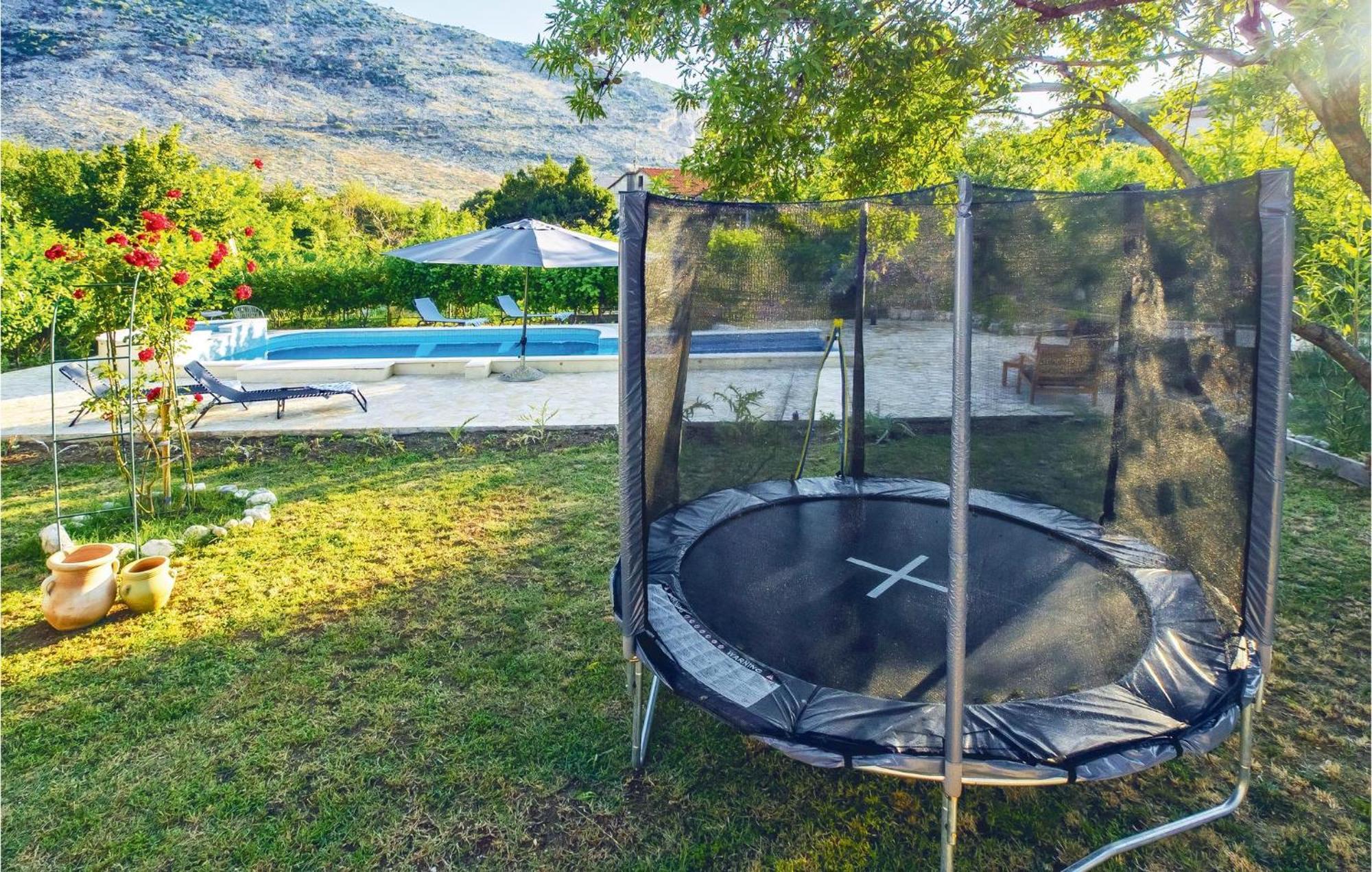 Holiday home 2 Bedroom Cozy In Zrnovnica *