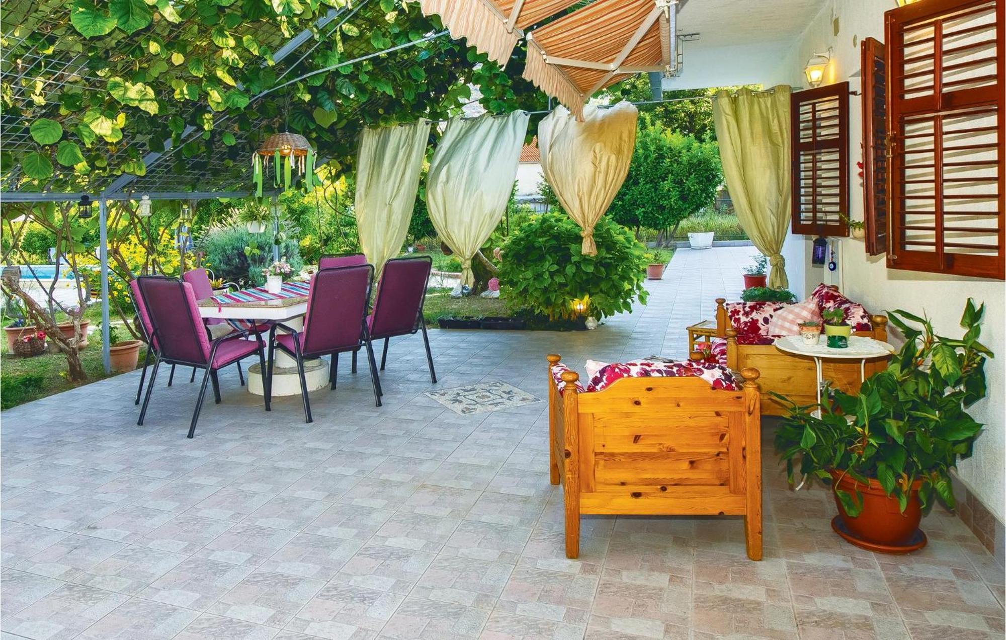 2 Bedroom Cozy In Zrnovnica Holiday home Split