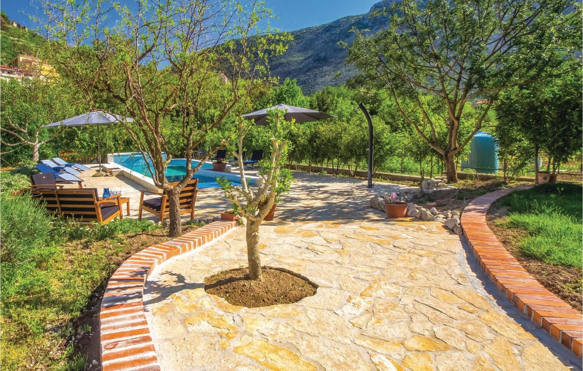 2 Bedroom Cozy In Zrnovnica * Split