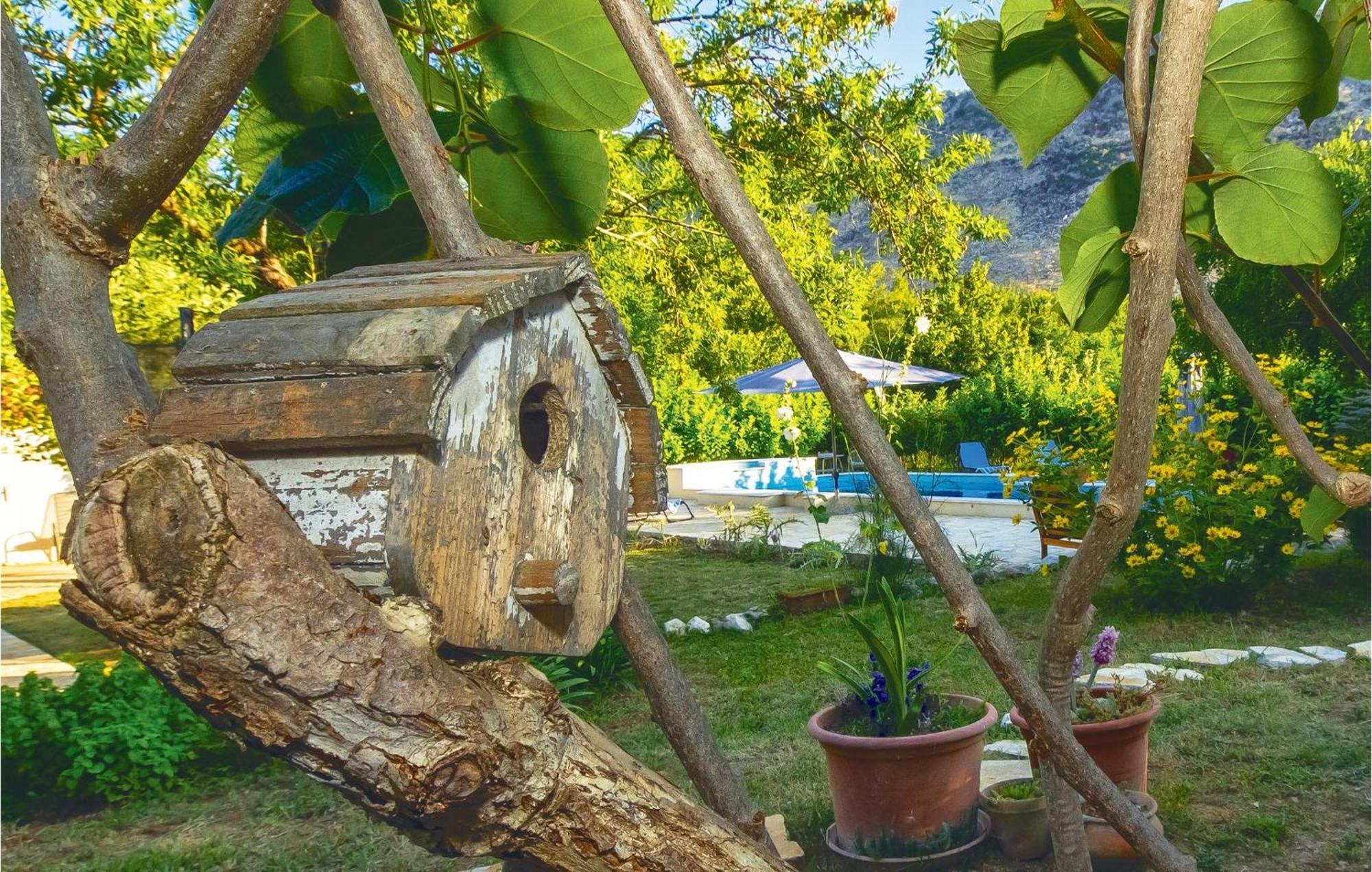 2 Bedroom Cozy In Zrnovnica Holiday home