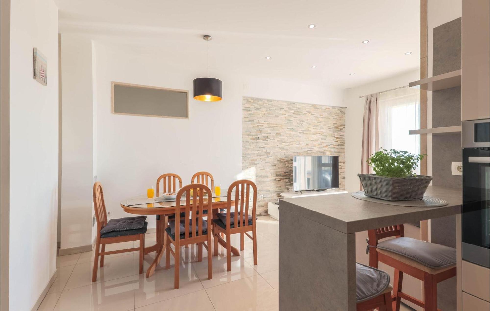 3 Bedroom Gorgeous In Apartment