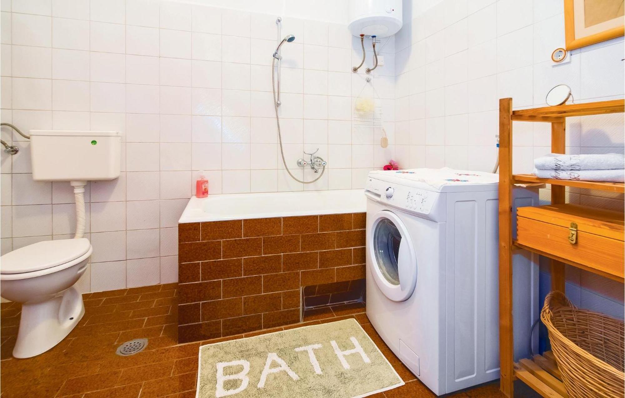 2 Bedroom Cozy In Zrnovnica Holiday home