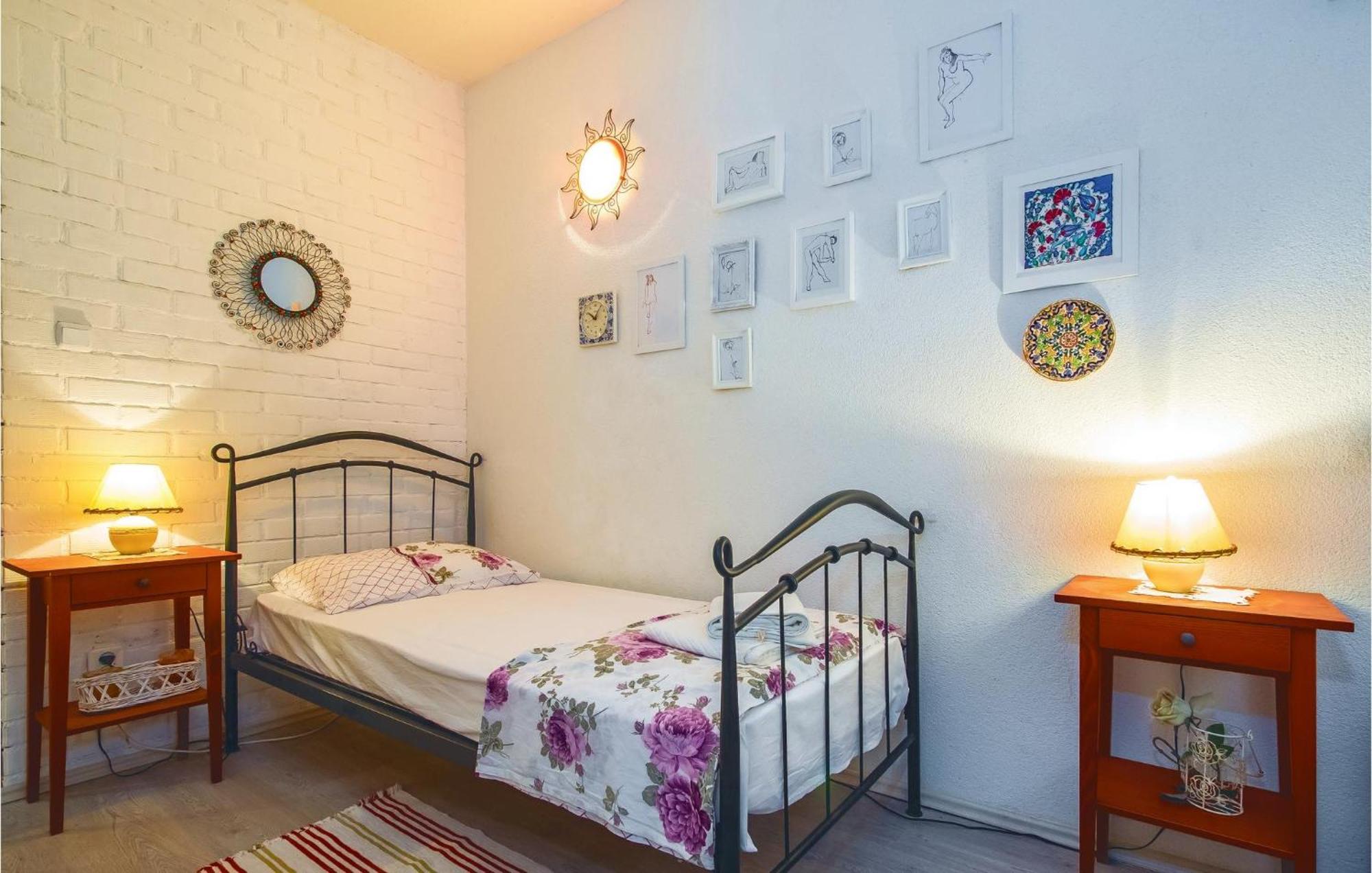 Holiday home 2 Bedroom Cozy In Zrnovnica Split