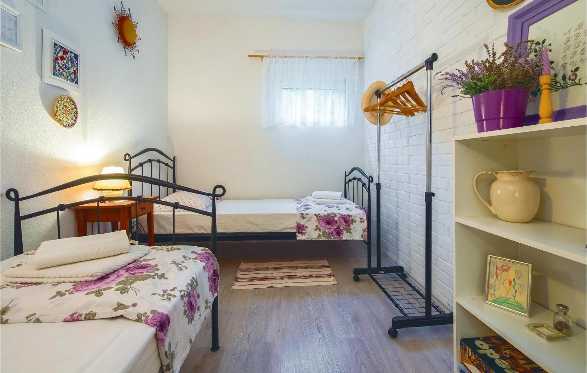 2 Bedroom Cozy In Zrnovnica Holiday home *