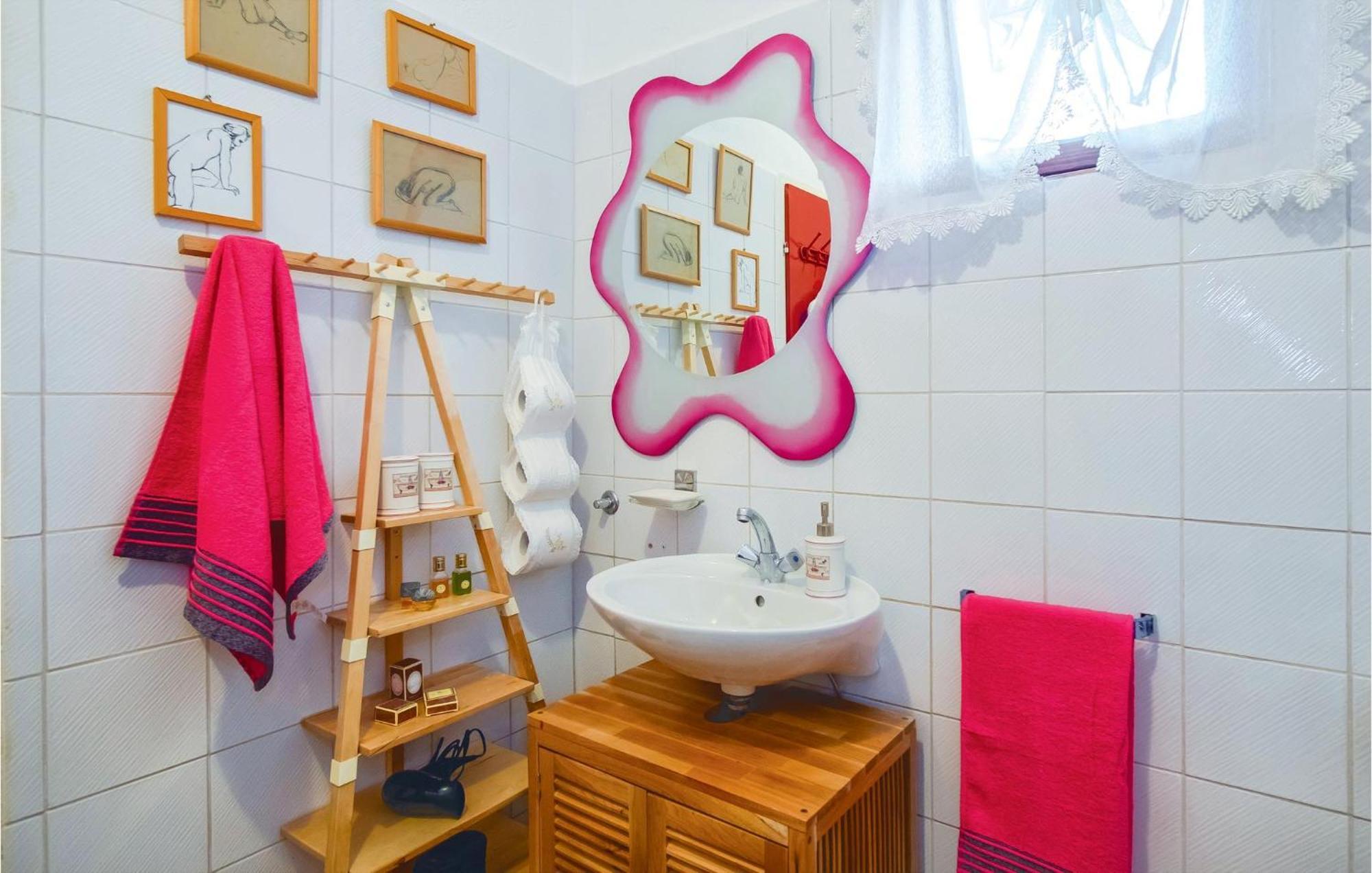 2 Bedroom Cozy In Zrnovnica Holiday home