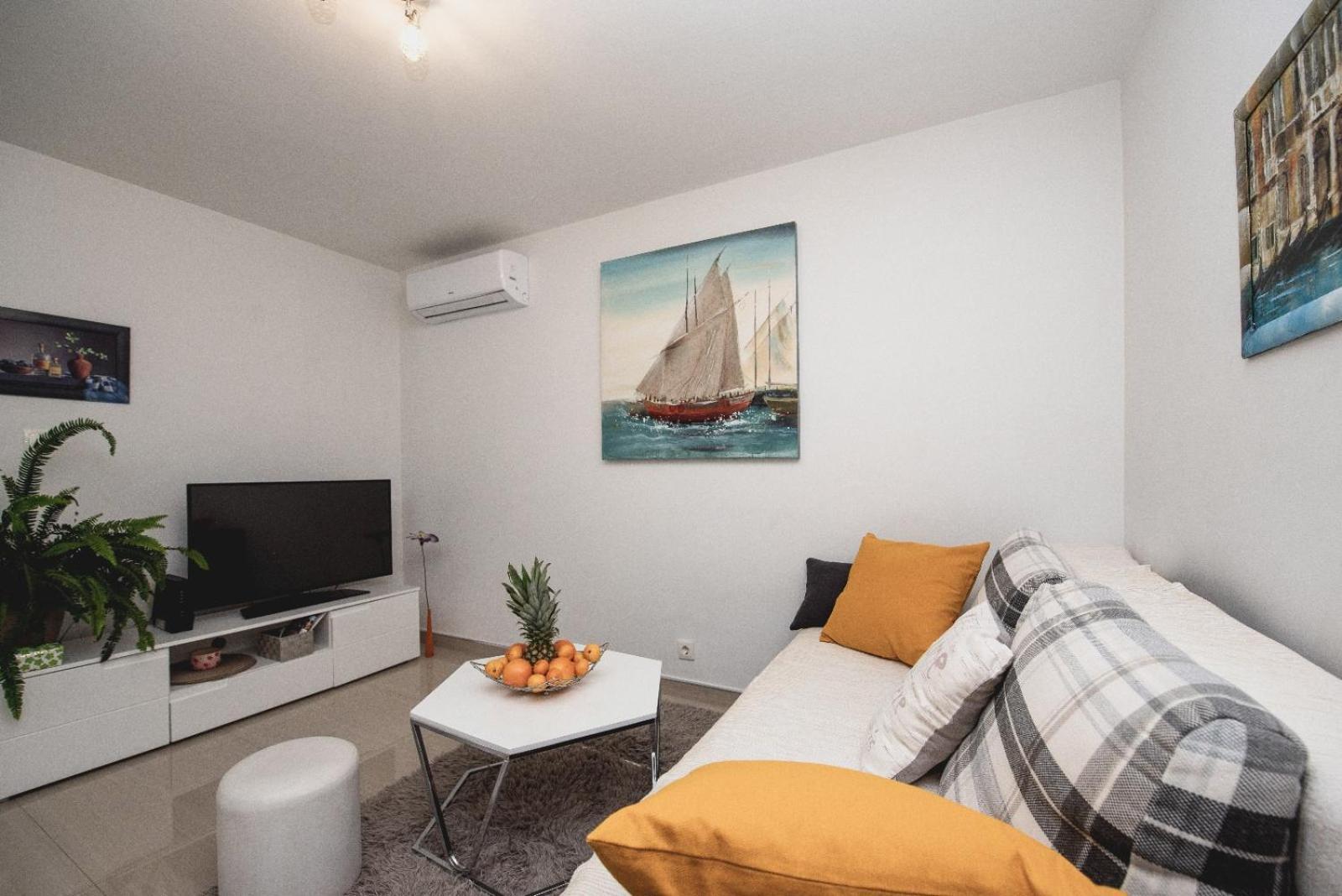 Apartment Mate *