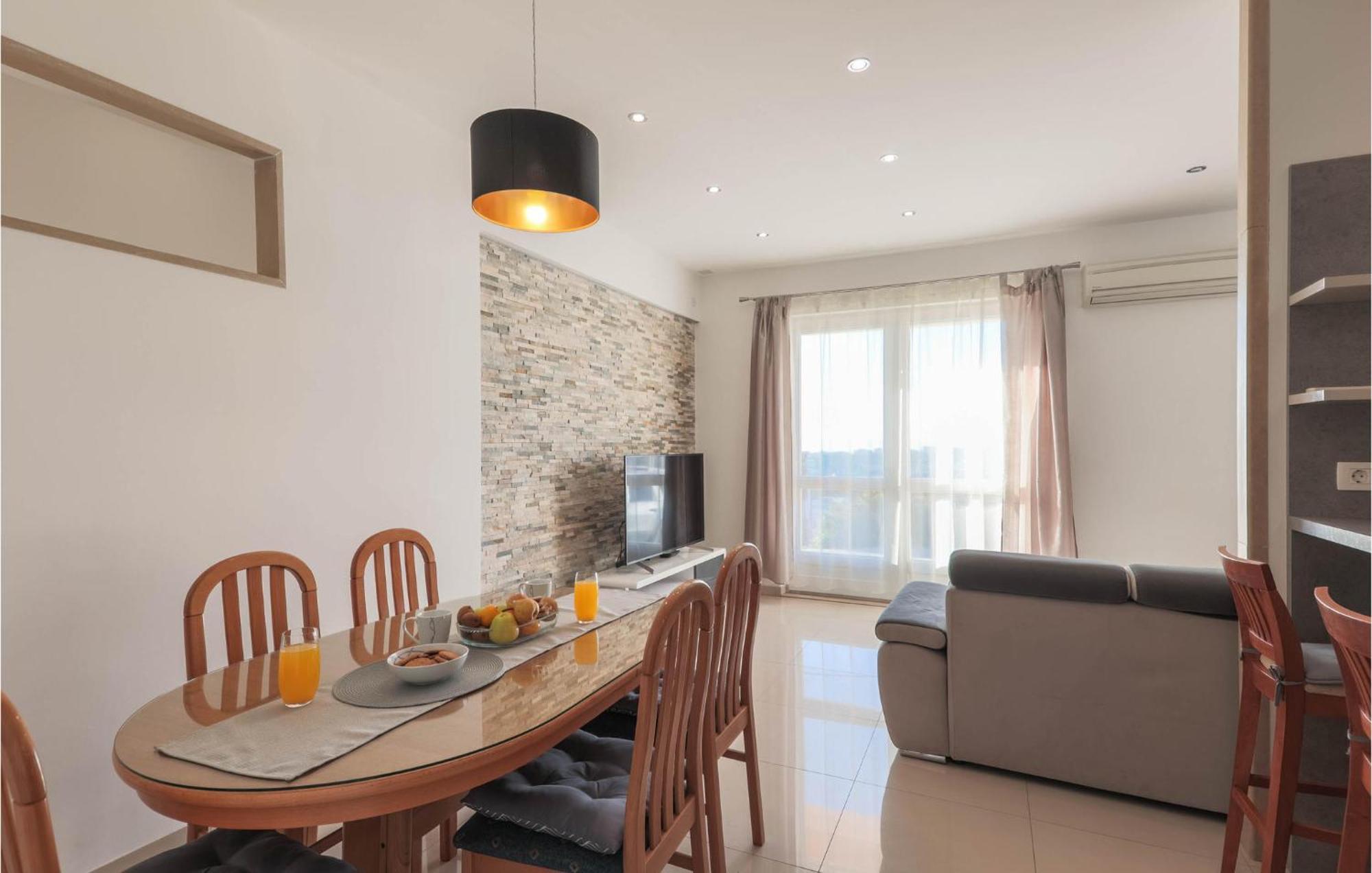 3 Bedroom Gorgeous In Apartment Split