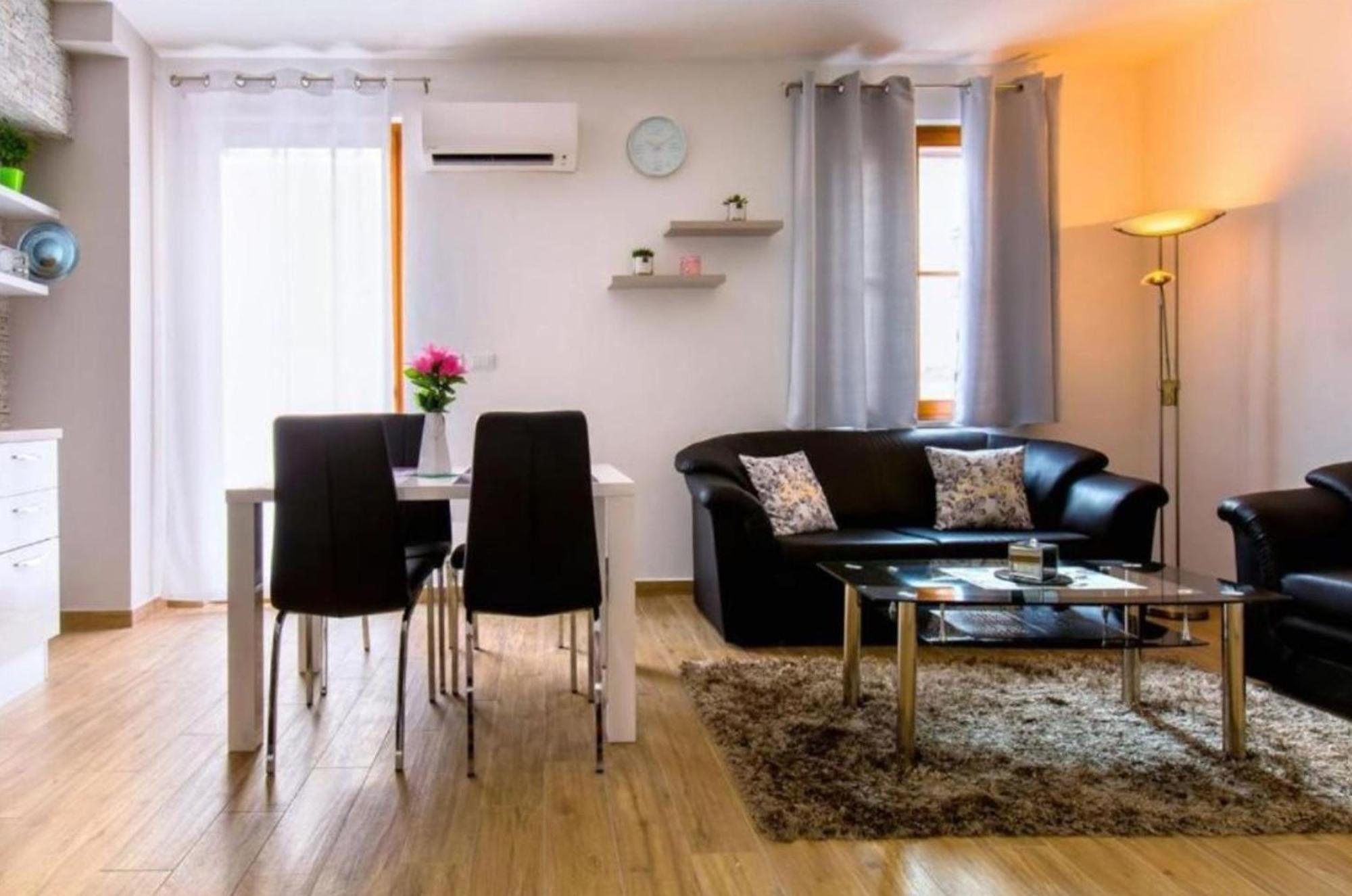Candy With Jacuzzi And Parking Place Apartment
