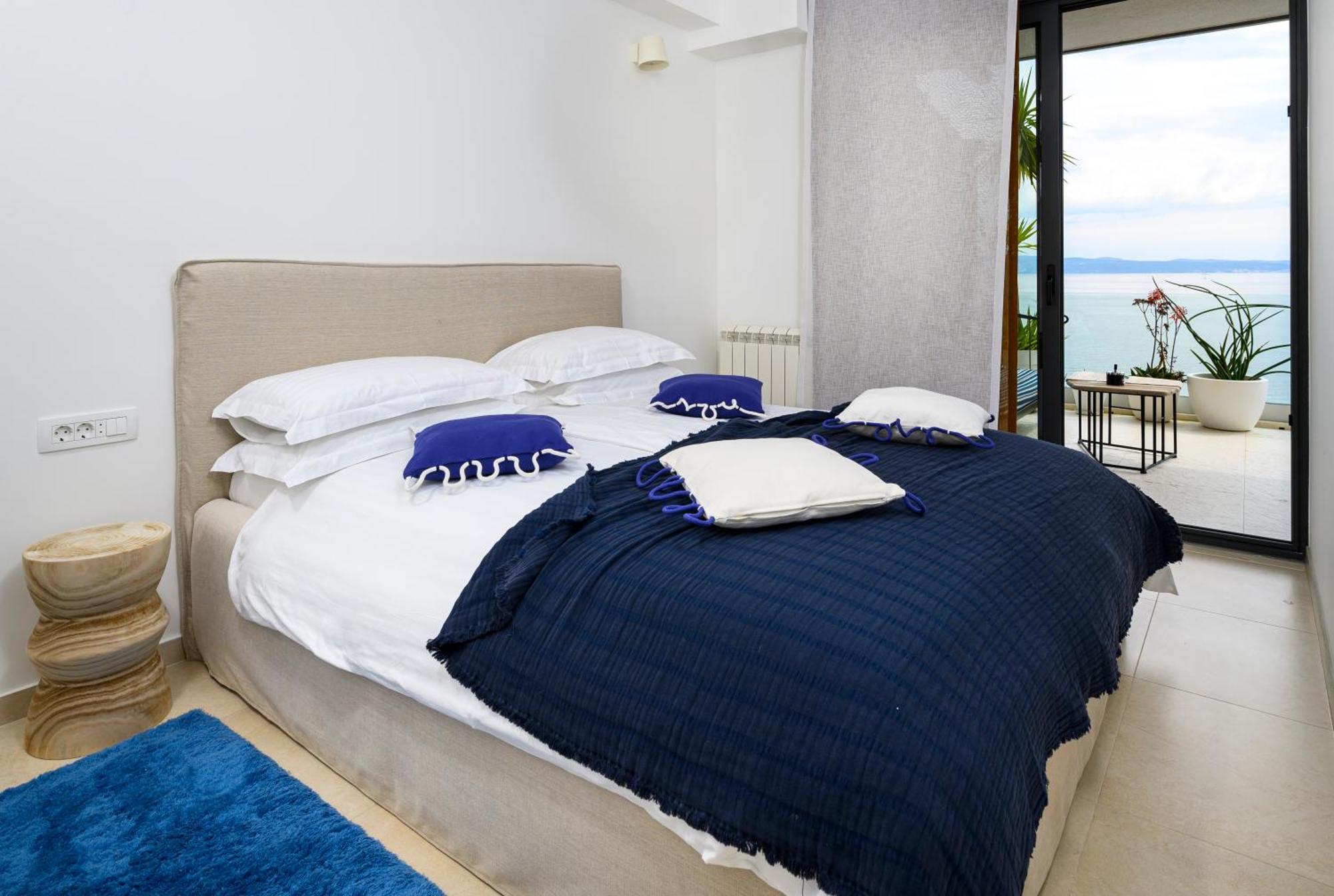 Gallery Luxury Suites & Rooms-Only Adults Split