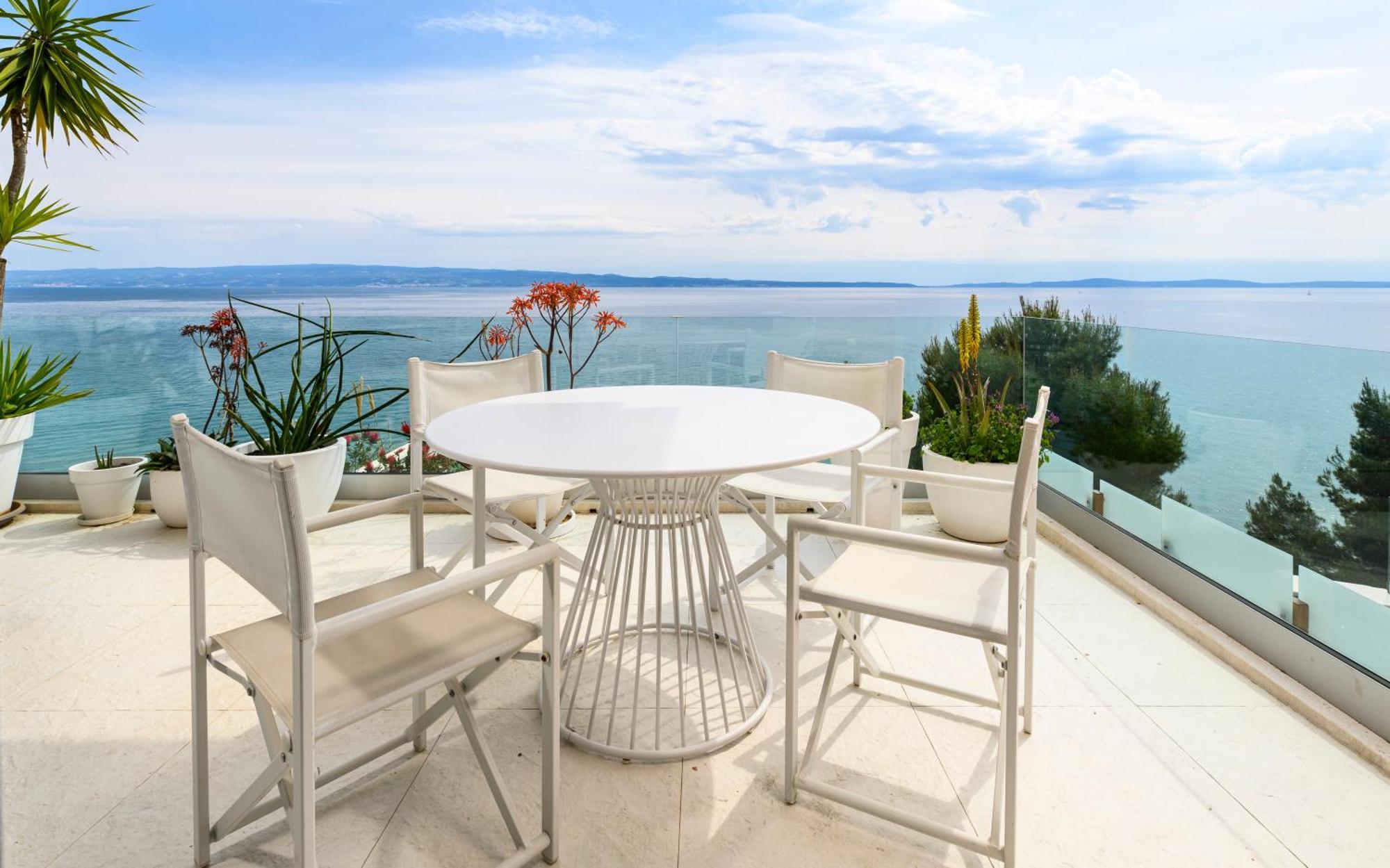Gallery Luxury Suites & Rooms-Only Adults Split