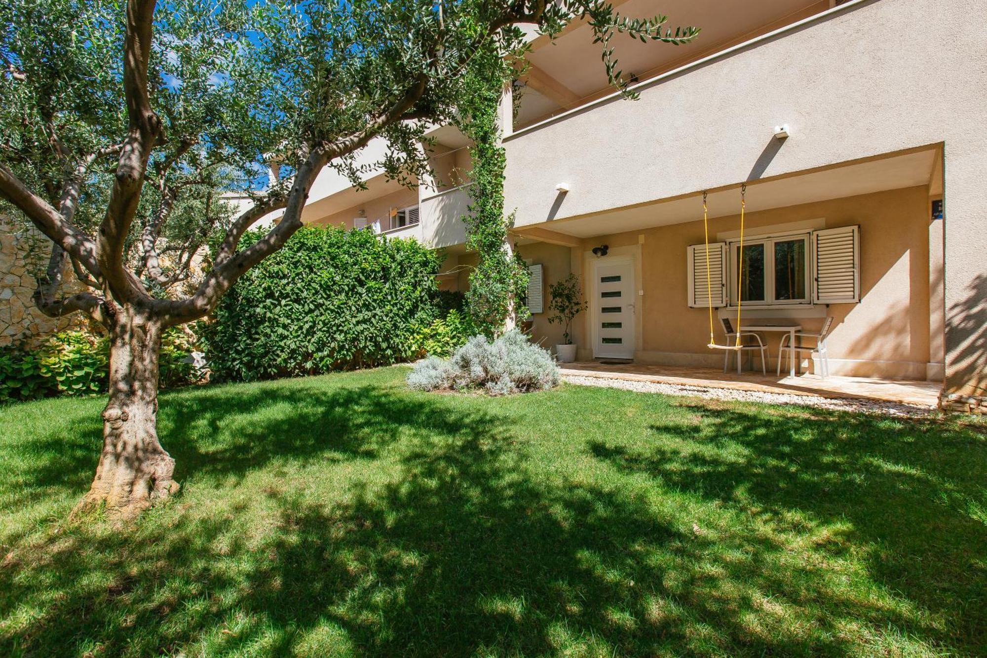 In House With Garden For Children & Private Parking *