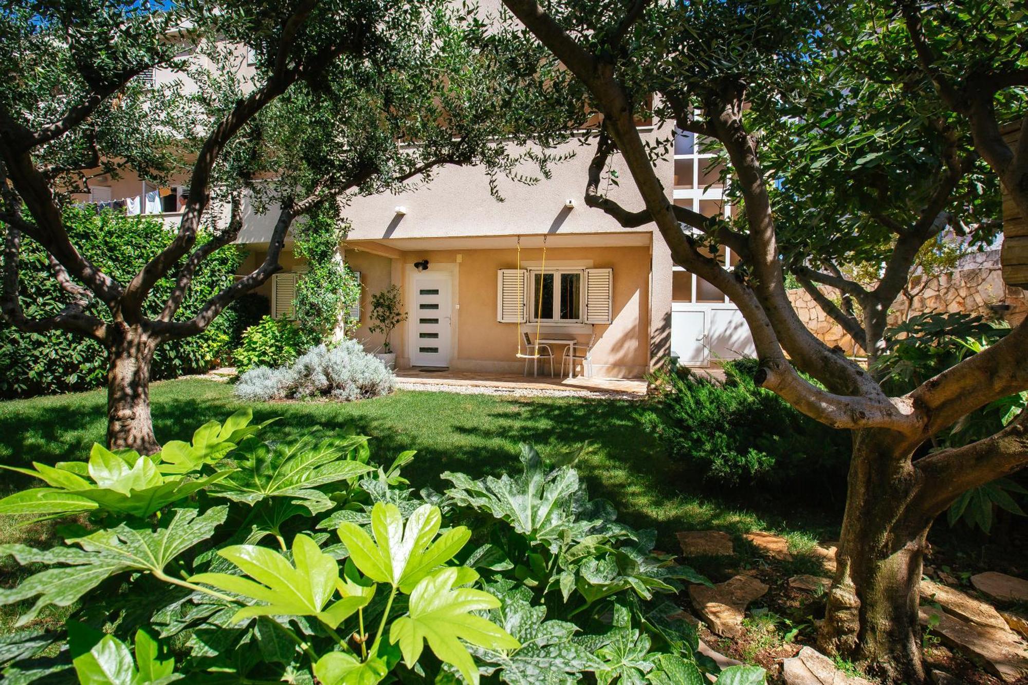 In House With Garden For Children & Private Parking *