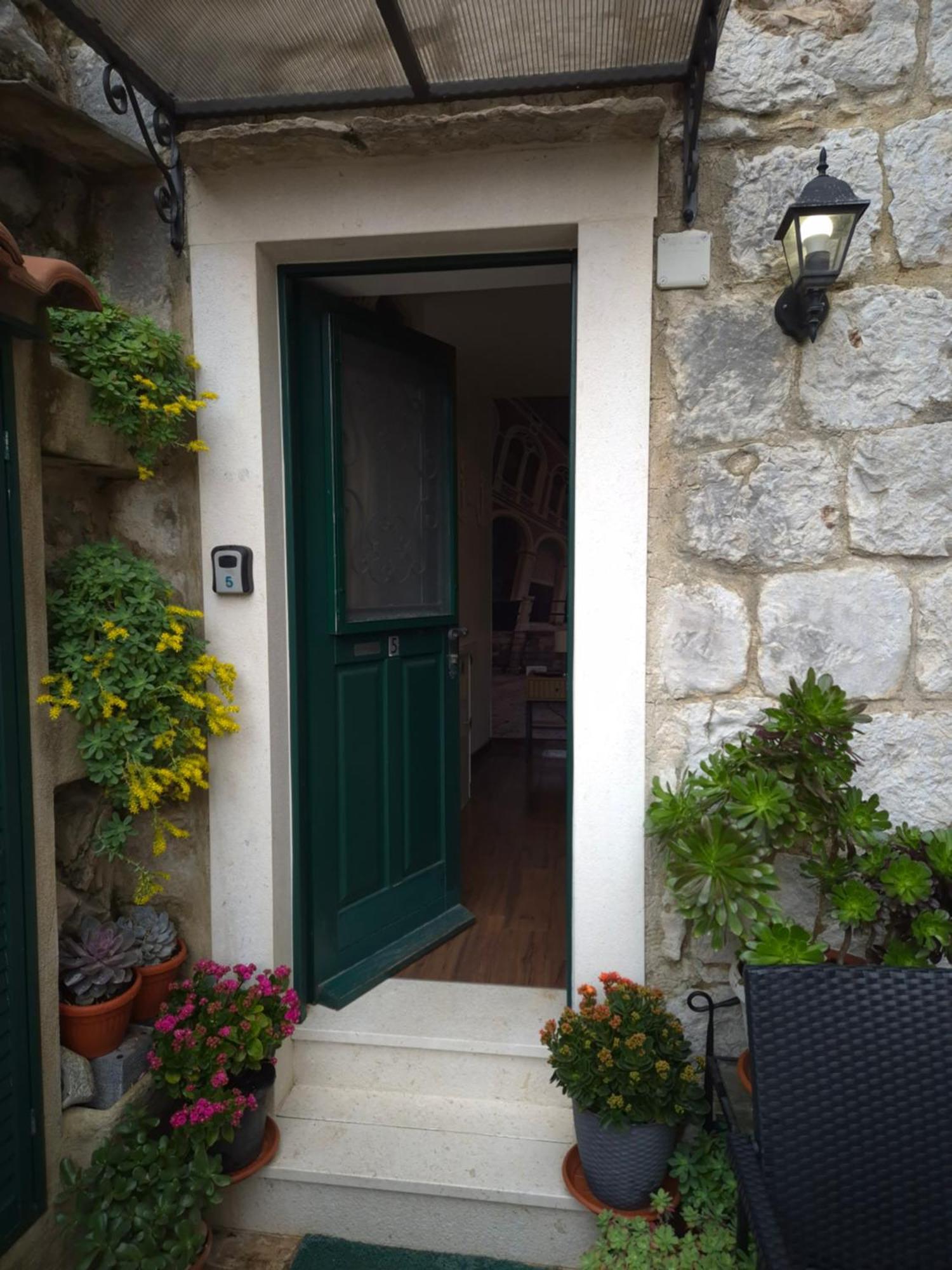 Tomadi Apartment
