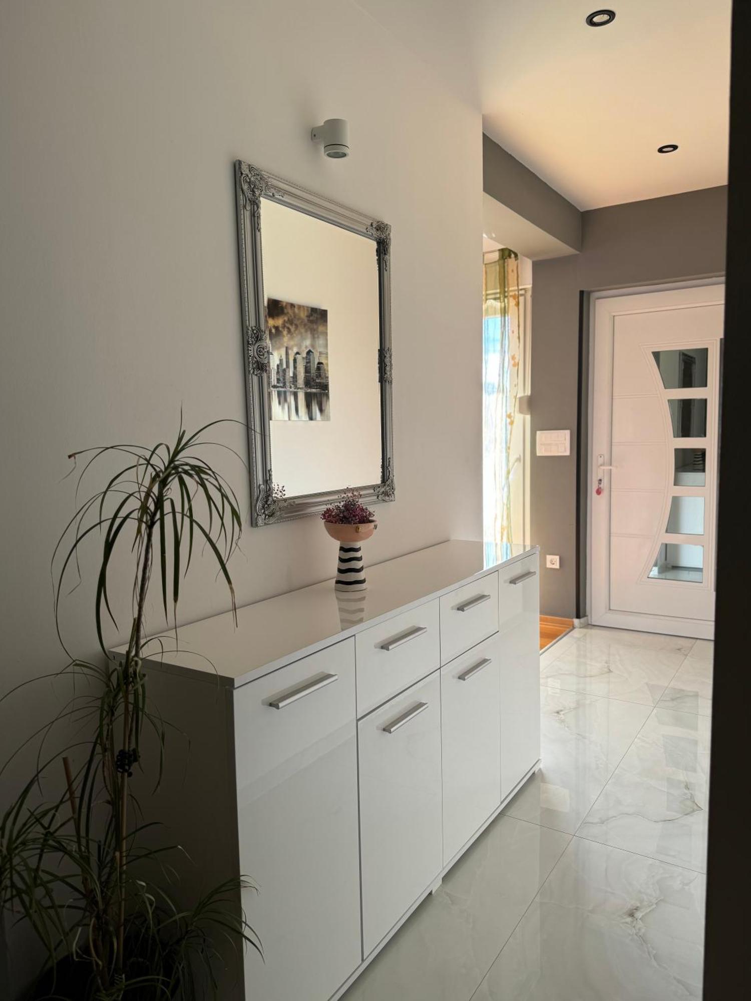 Evergreen Apartment *