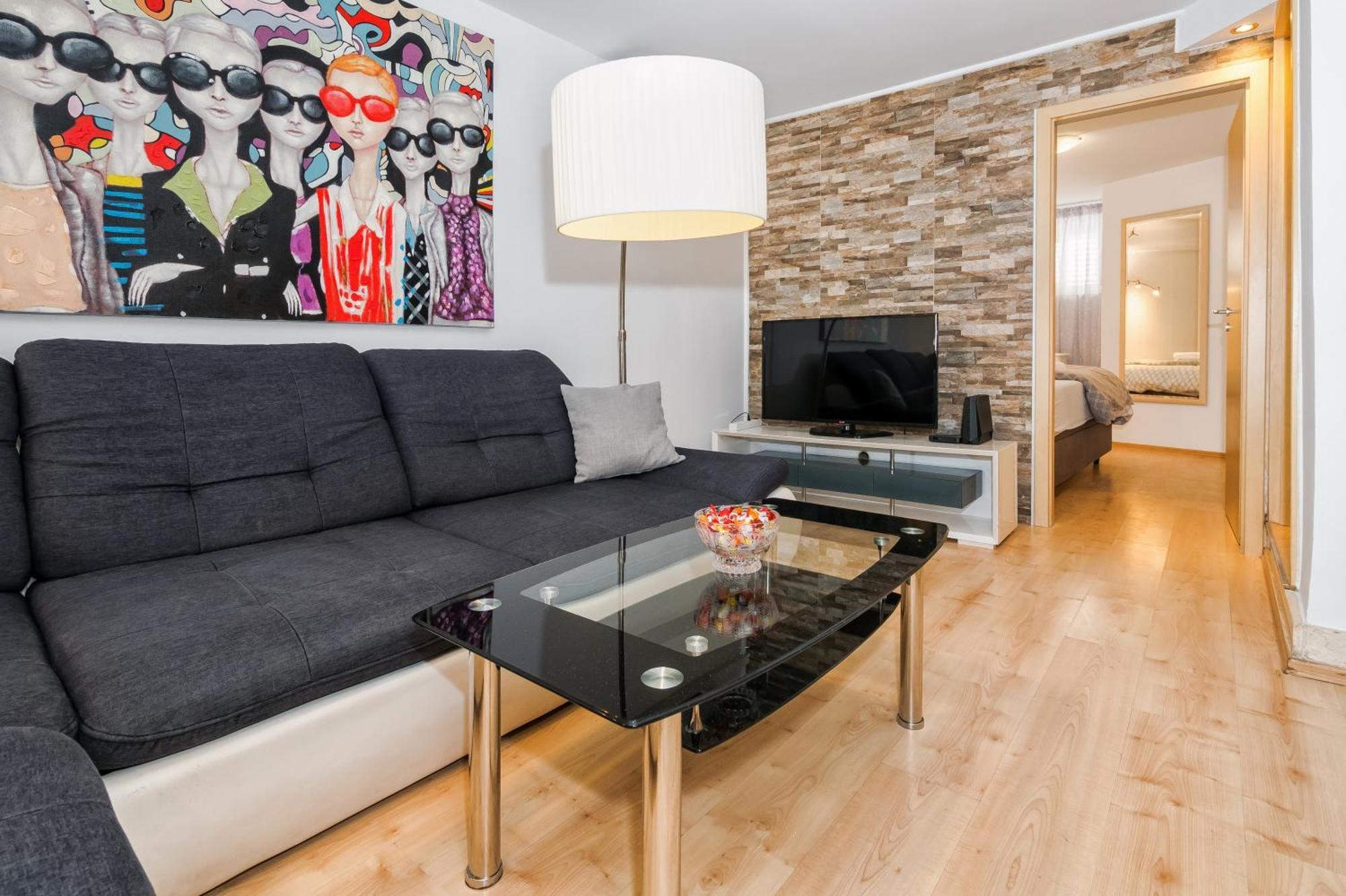 Relaxing 2bd Apartment, Ground Floor - Walk To Old Town Apartment *
