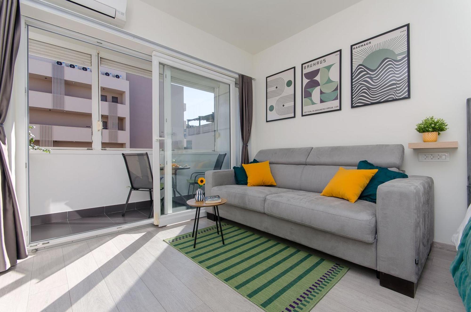 Side By Side Apartment *