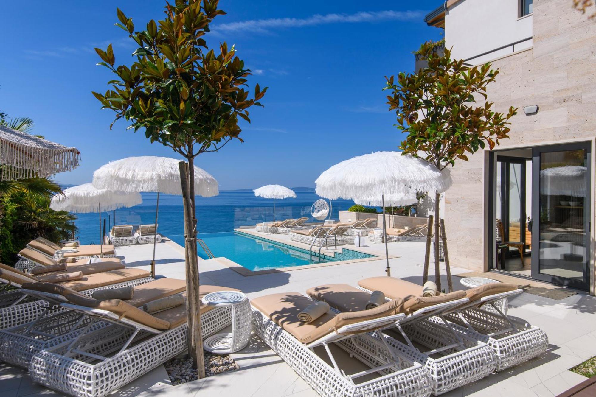 Gallery Luxury Suites & Rooms-Only Adults *