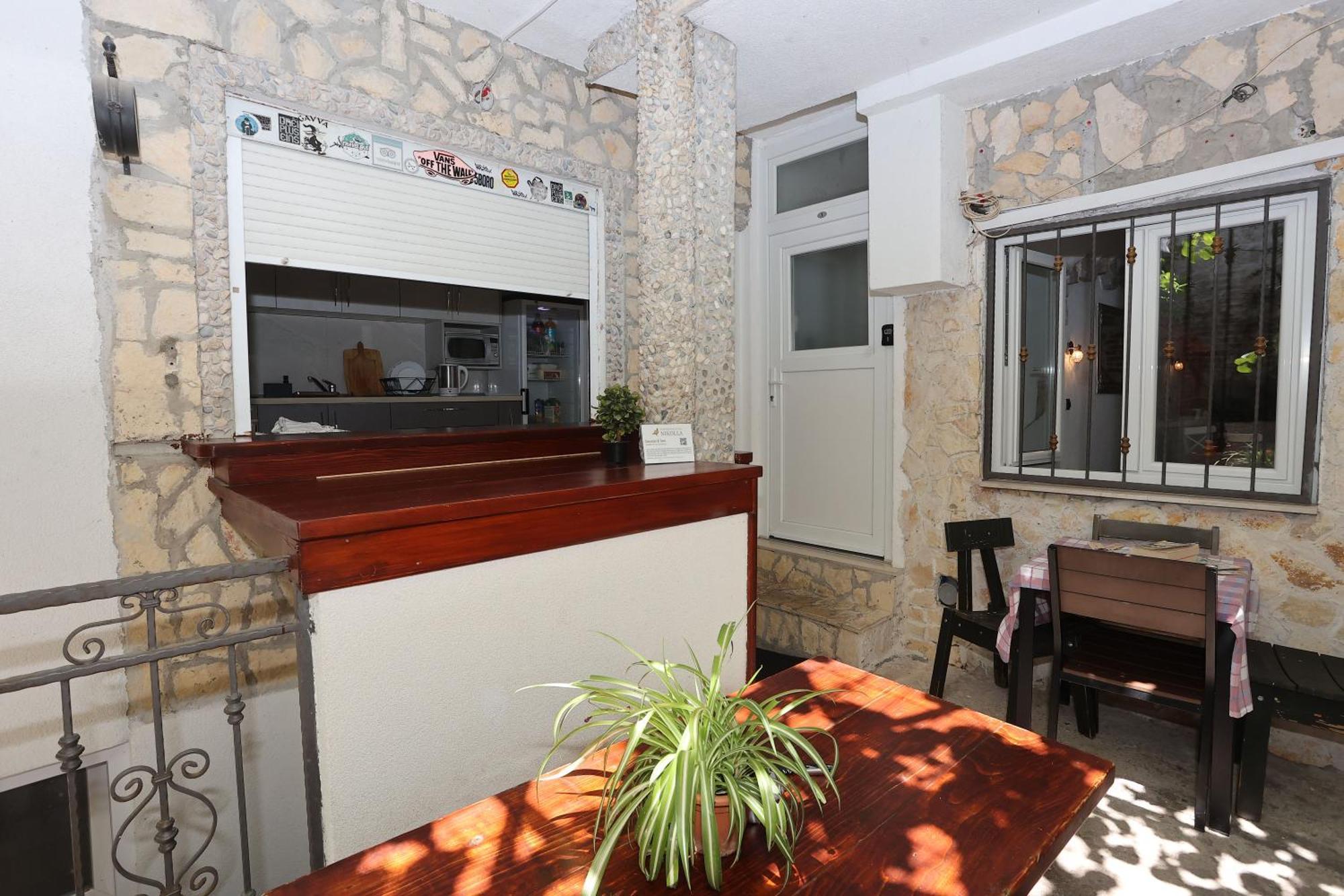 Nikolla Apartment *