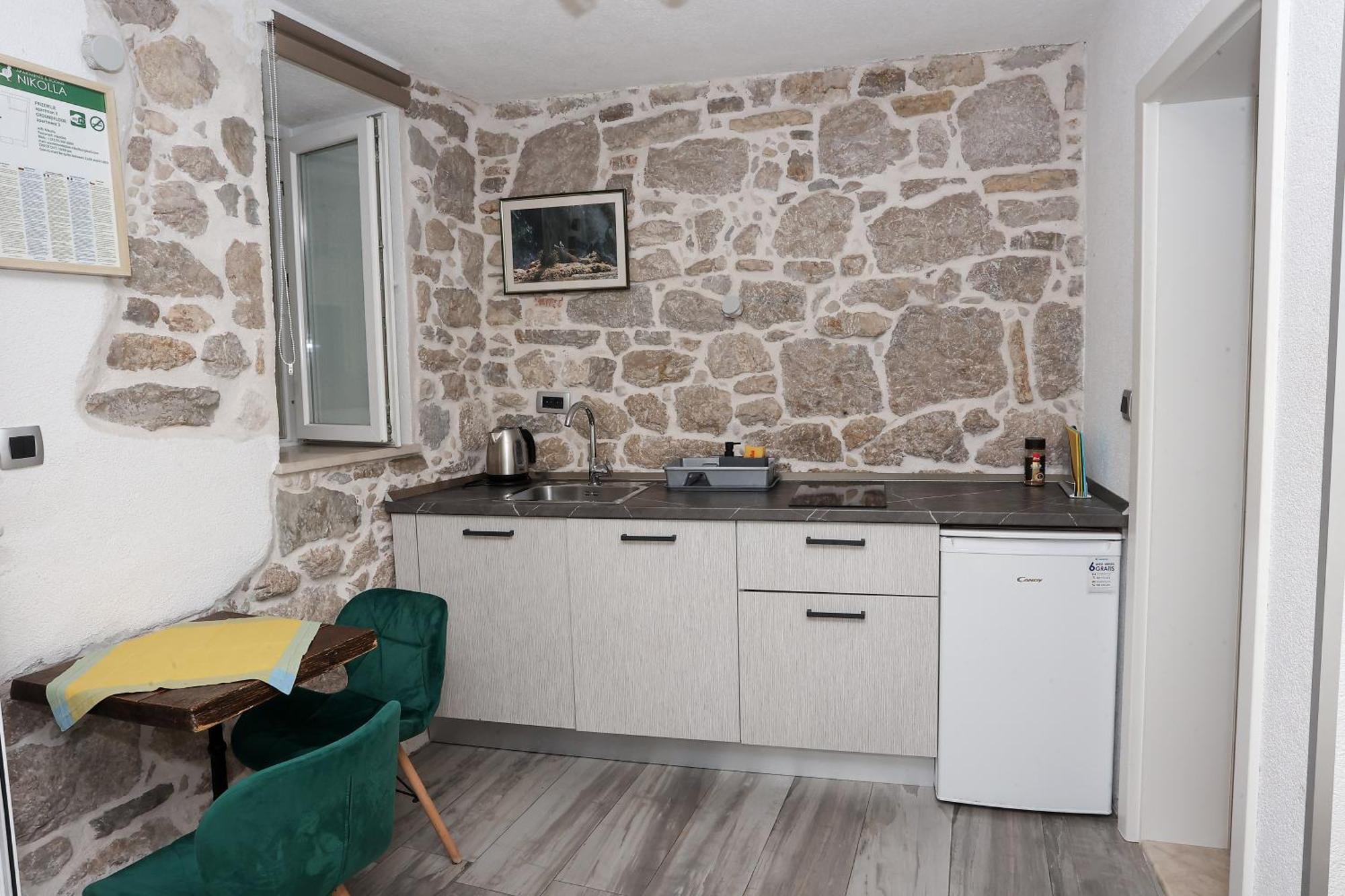 Nikolla Apartment *