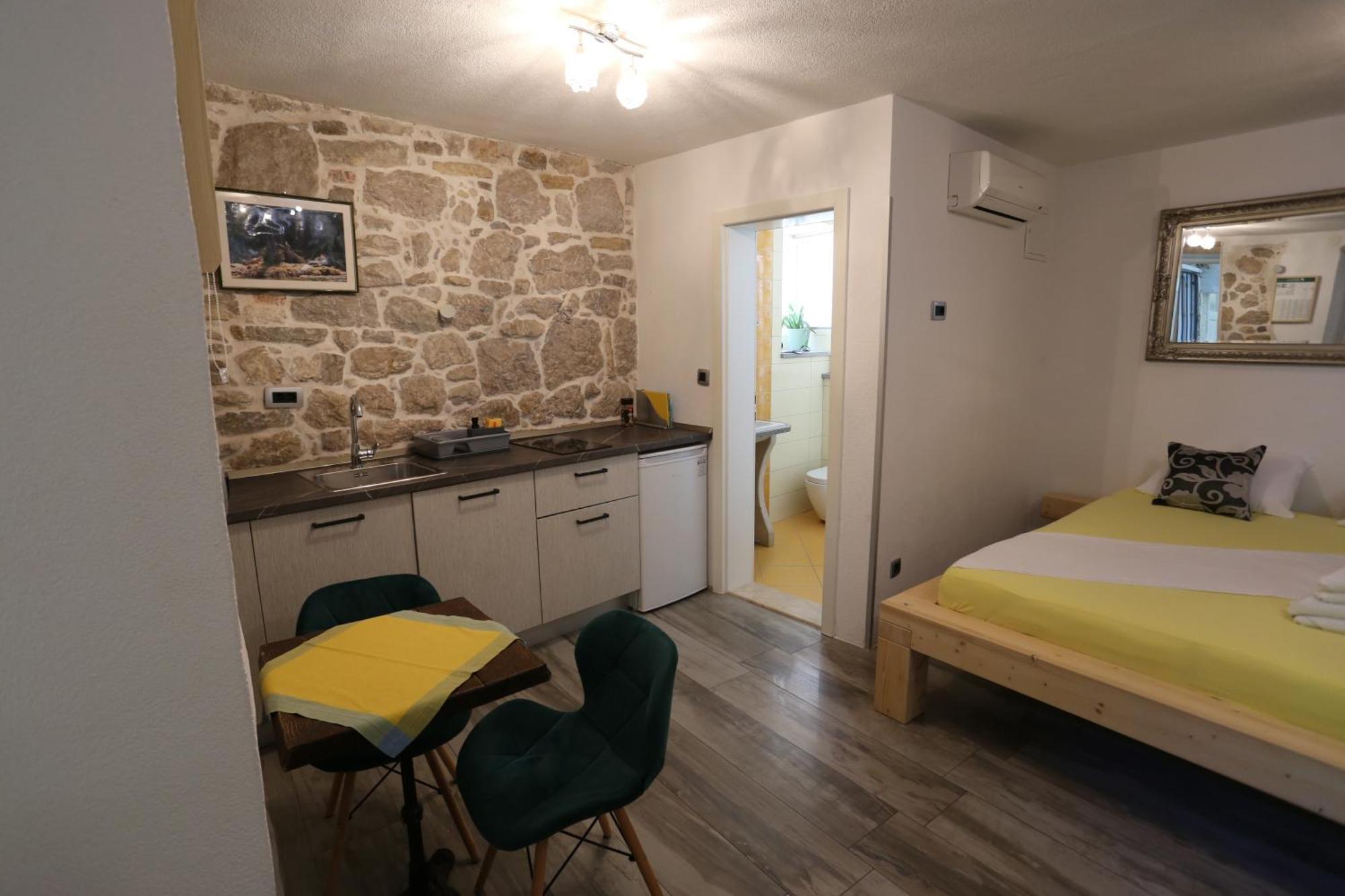 Nikolla Apartment *
