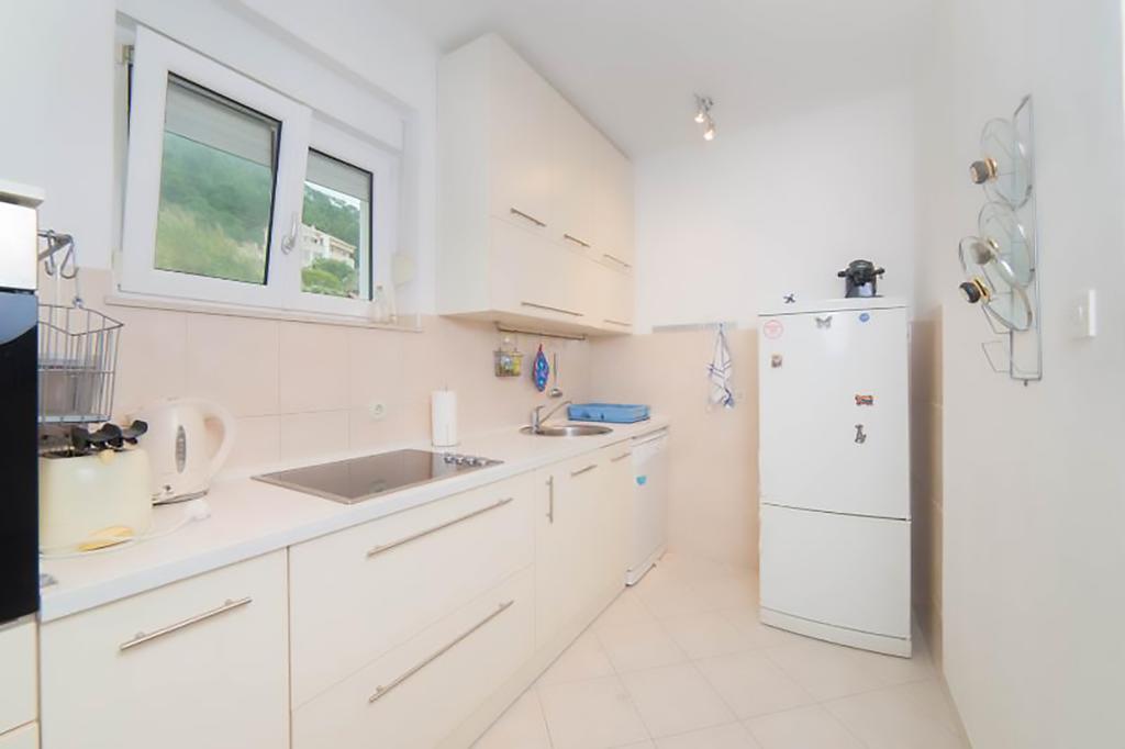 Poolside Paradise - A Hidden Gem In Appartement Split