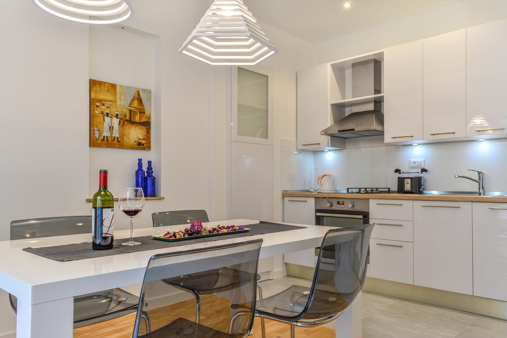 Le Monde Apartment Split